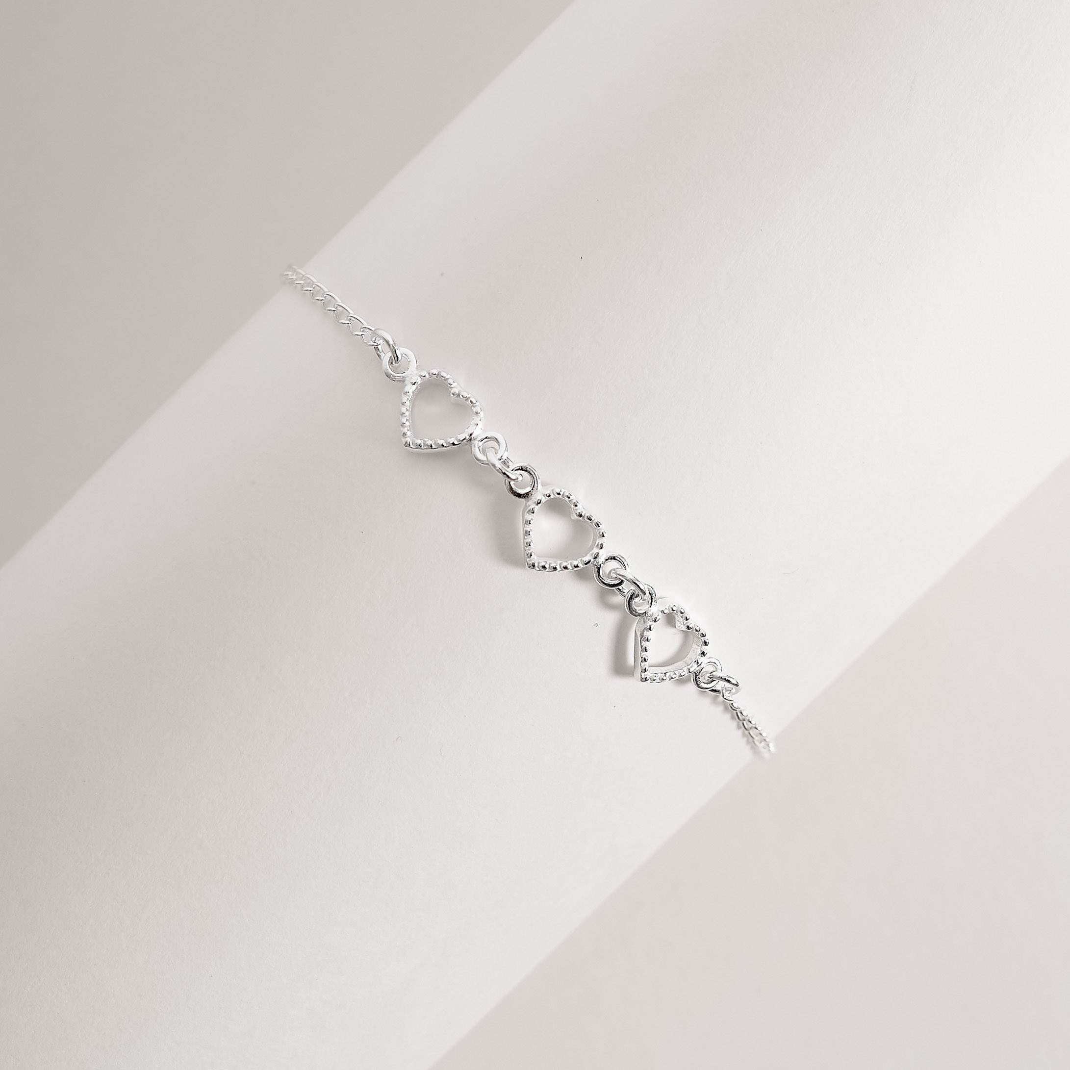 Imagem Pulseira entremeios corações vazados desenhados 7mm 18+3cm