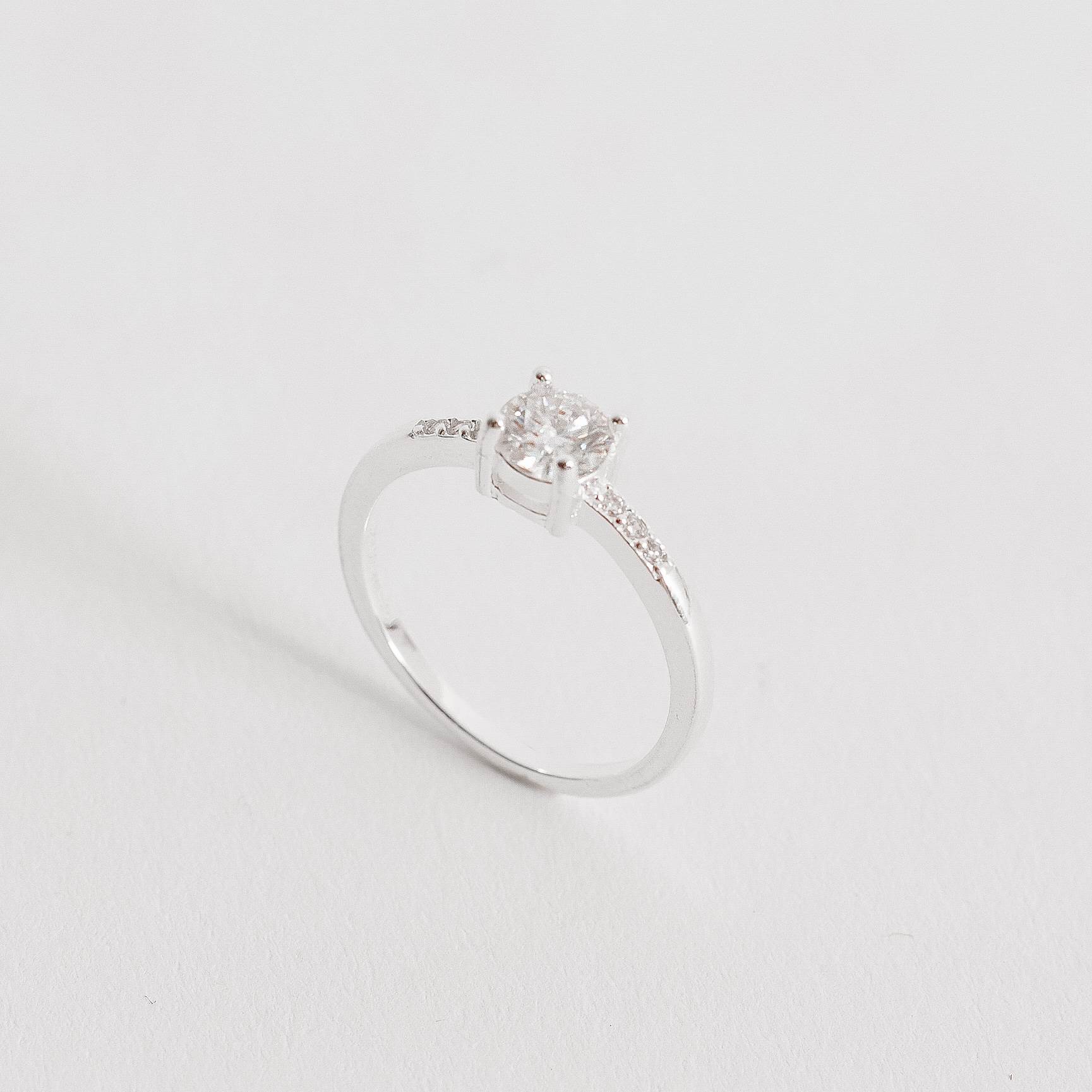 Imagem Secundária Anel solitário moissanite 5mm com cravejado embutido