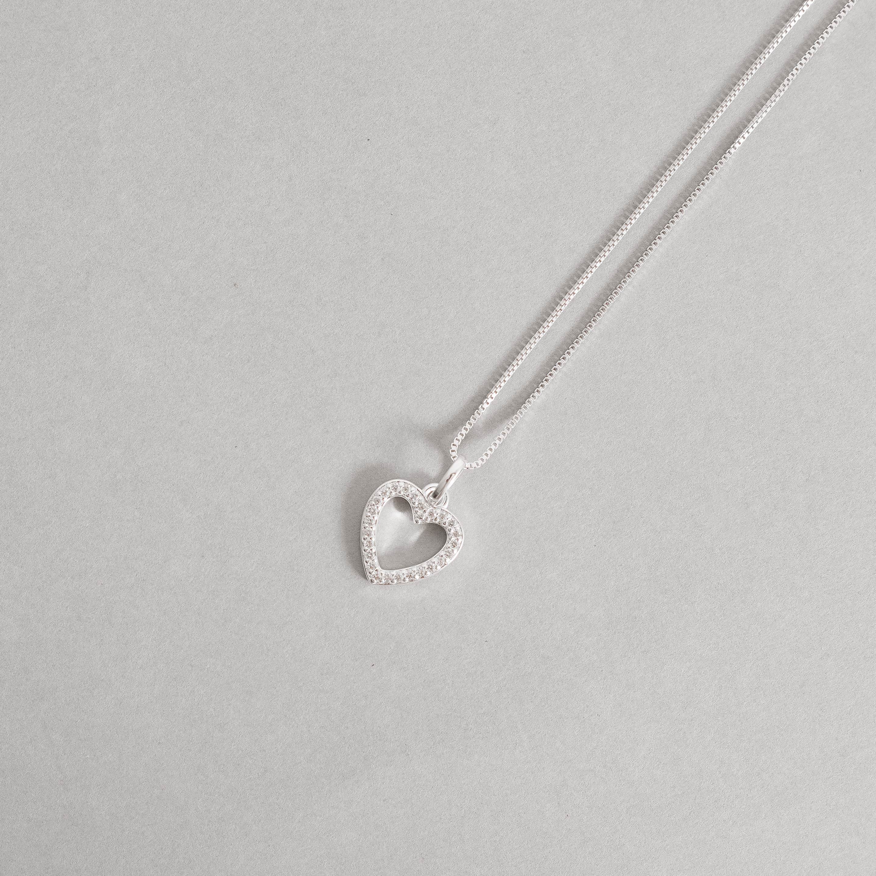 Imagem Colar pingente coração vazado cravejado cristal 11mm 45cm