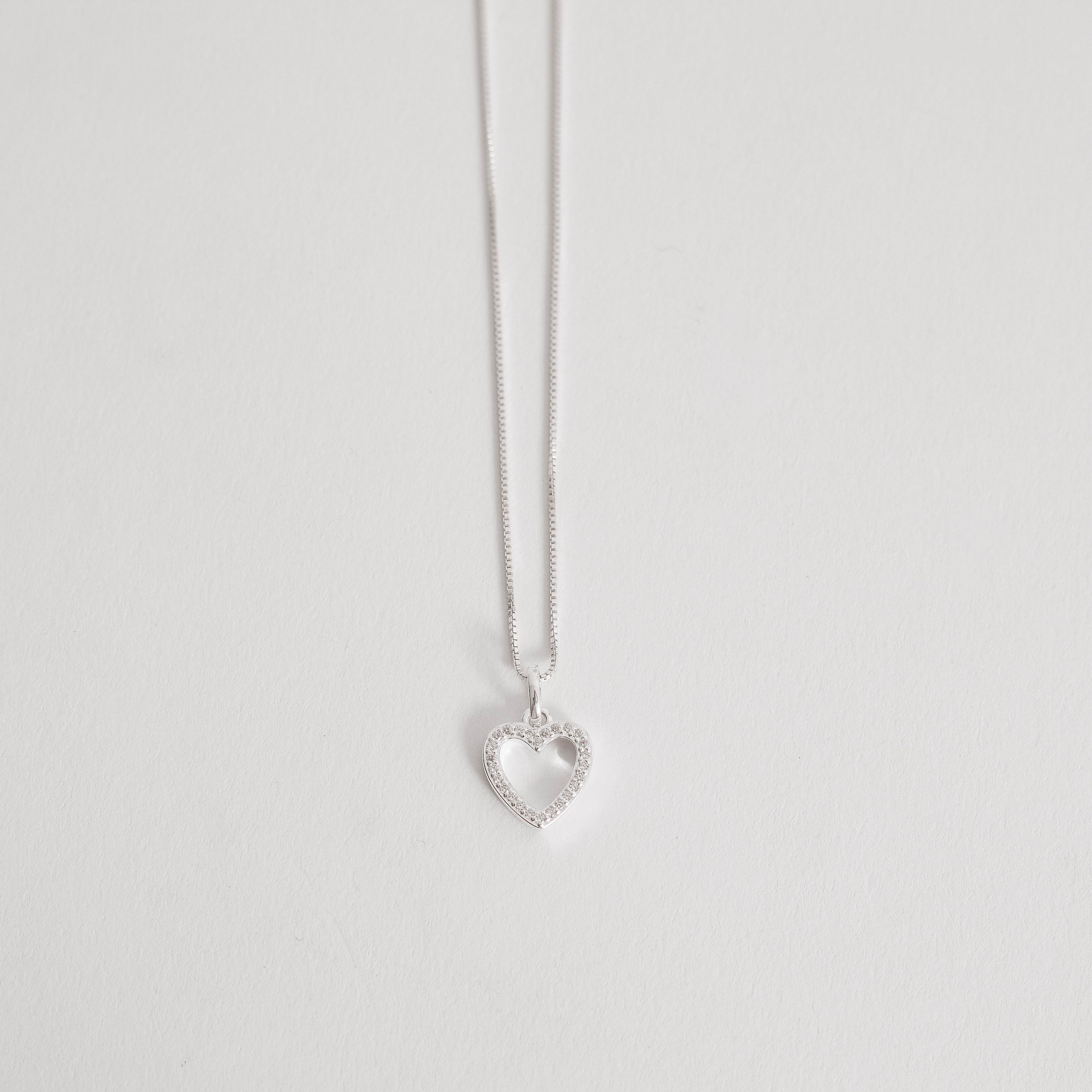 Imagem Secundária Colar pingente coração vazado cravejado cristal 11mm 45cm