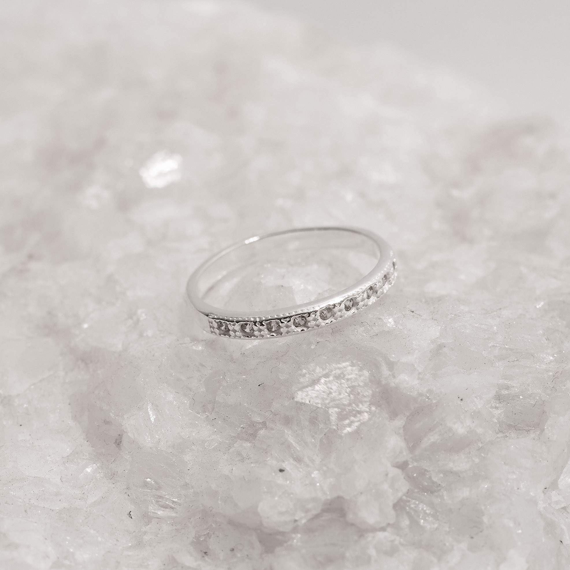 Imagem Secundária Anel meia aliança cravejada detalhe desenhado