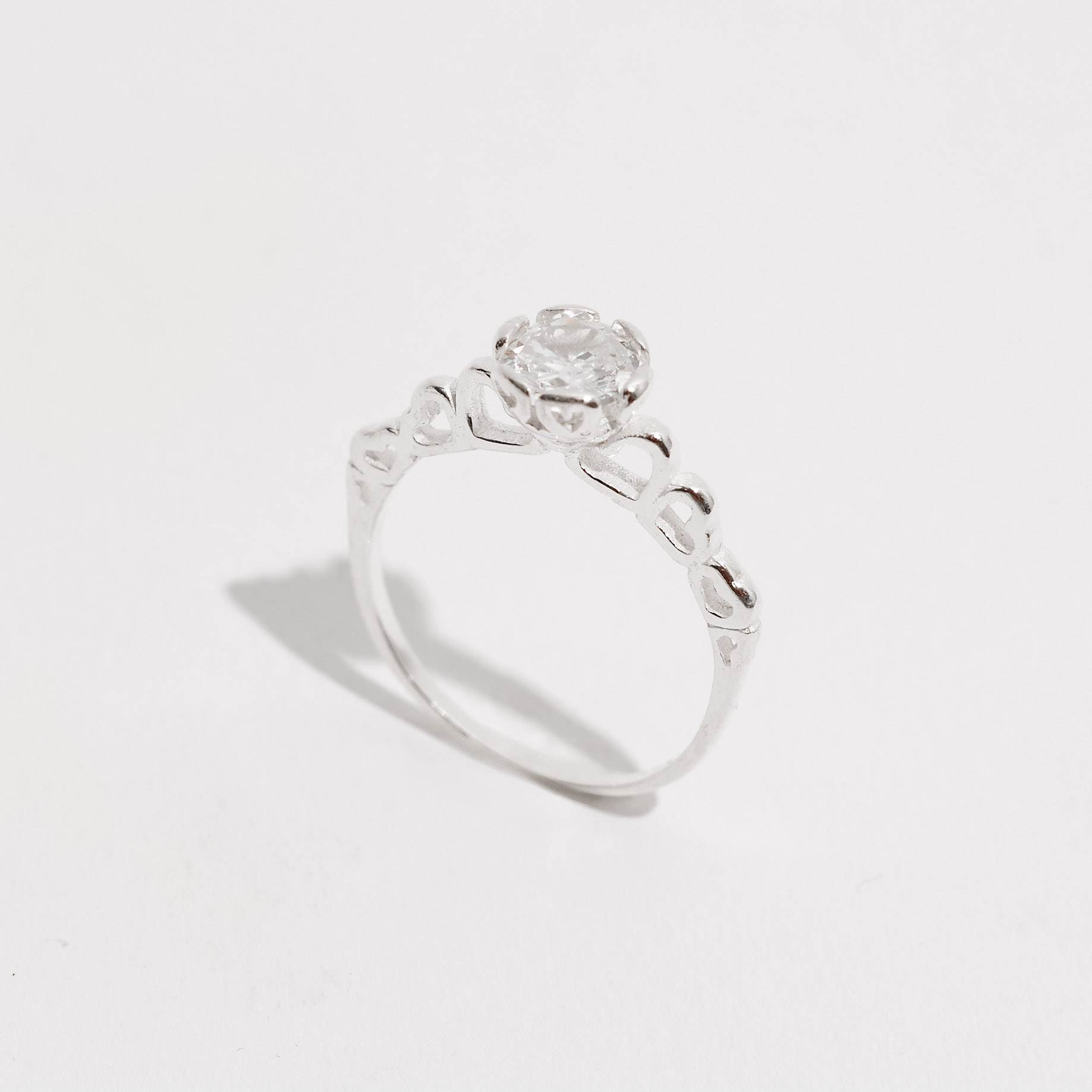 Anel solitário detalhe corações vazados