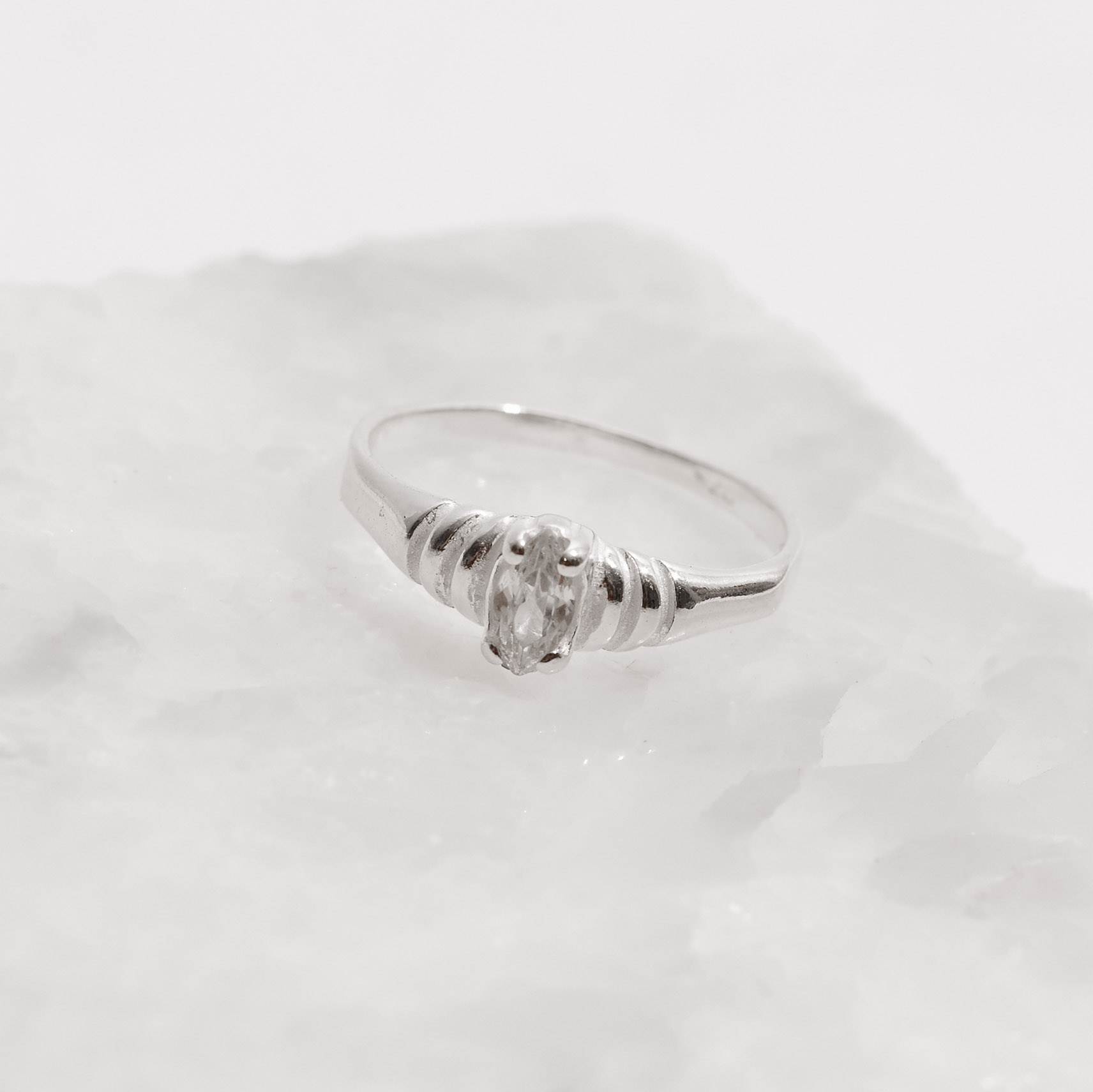 Imagem Secundária Anel solitário navete trabalhado