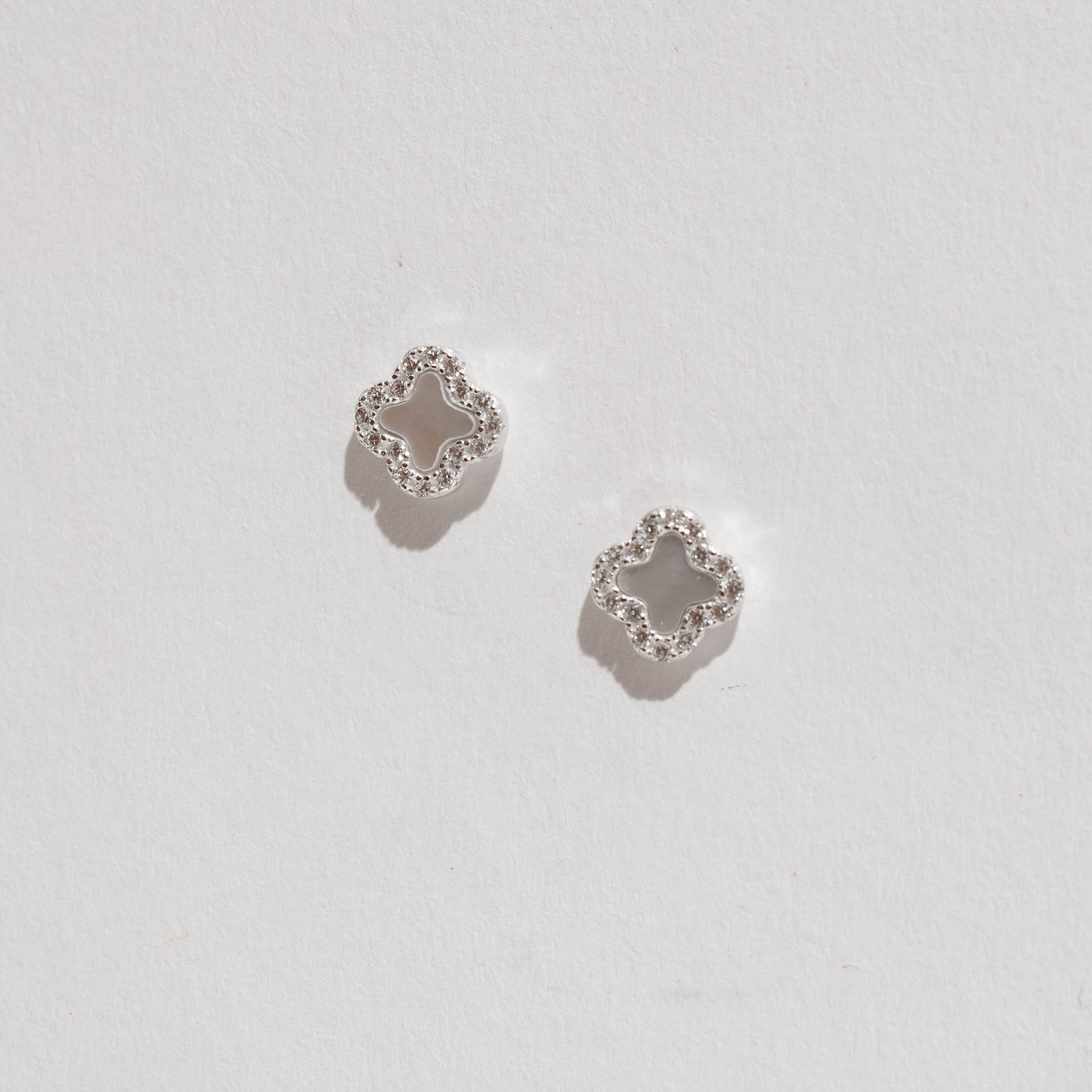 Imagem Brinco trevo madrepérola com cravejado 7mm