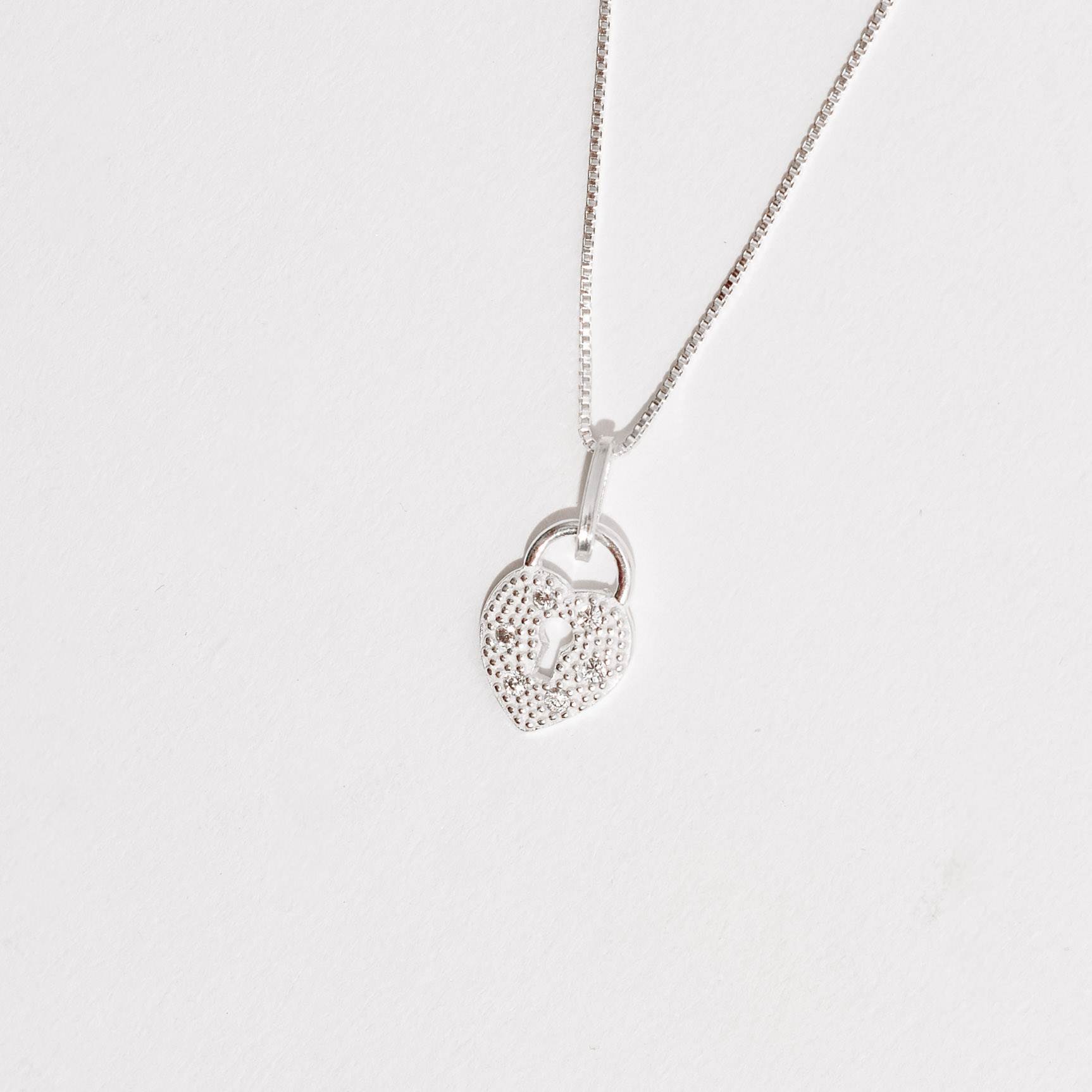 Imagem Colar pingente cadeado coração cravejado 13mm 45cm