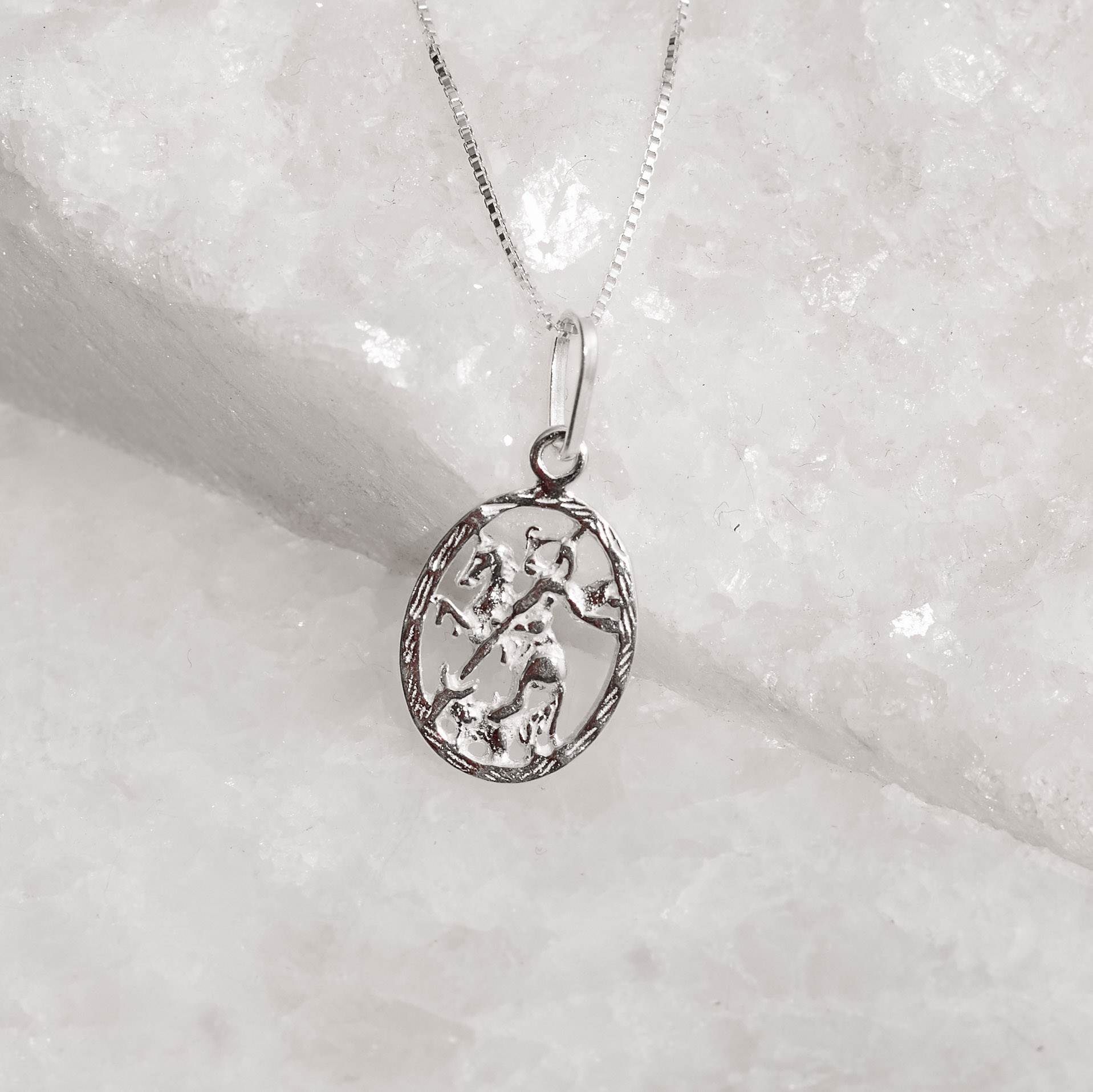 Imagem Secundária Colar pingente medalha São Jorge desenhada 14mm 45cm