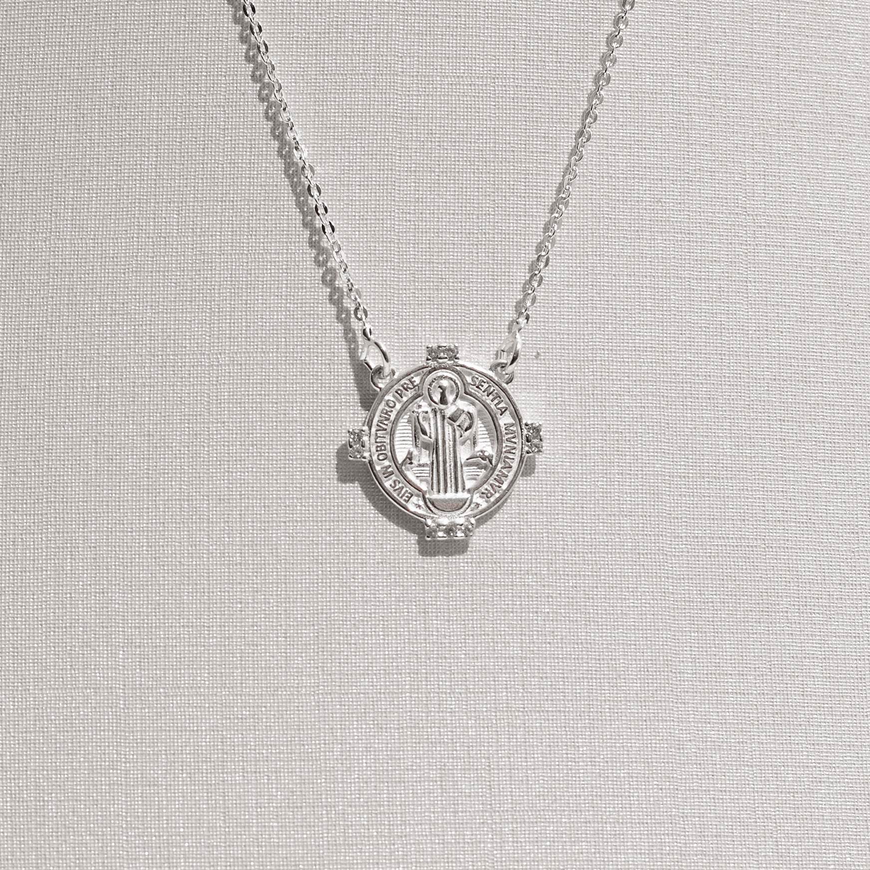 Colar medalha São Bento com zircônias 17mm corrente cadeado 40cm com alongadora