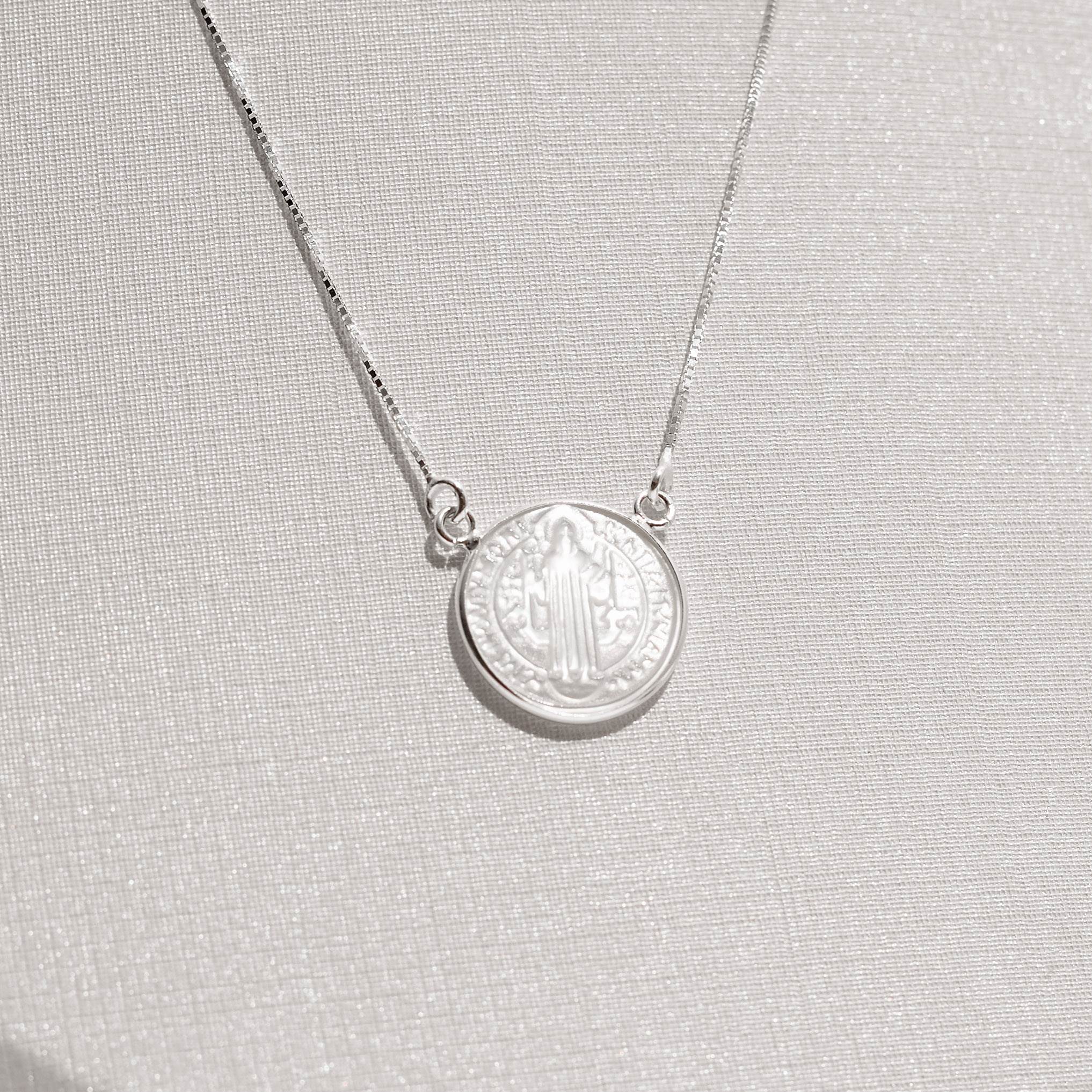 Imagem Secundária Colar entremeio medalha São Bento madrepérola 16mm 45cm