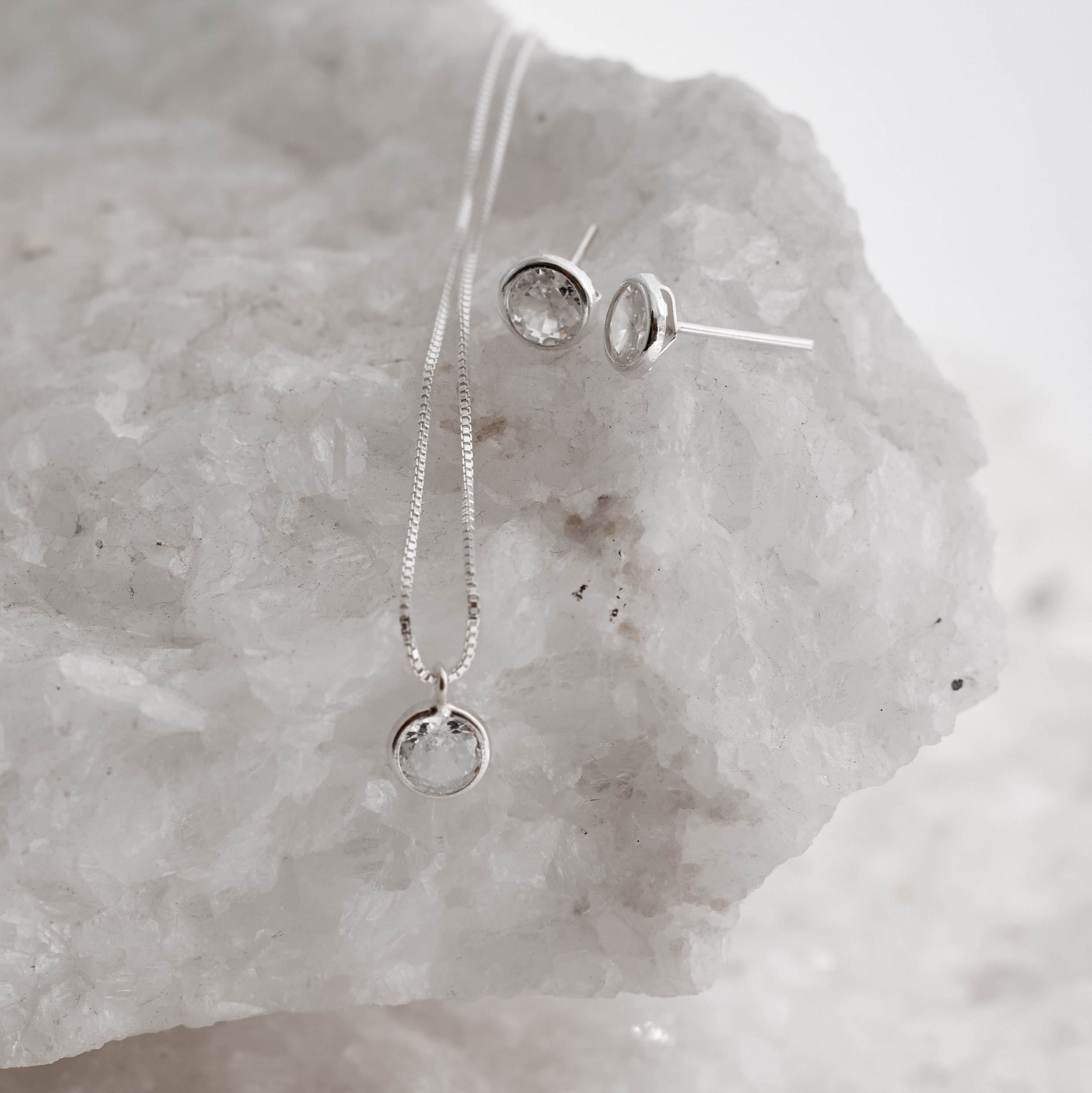 Imagem Conjunto brinco e colar zircônia redonda embutida 6mm 40cm