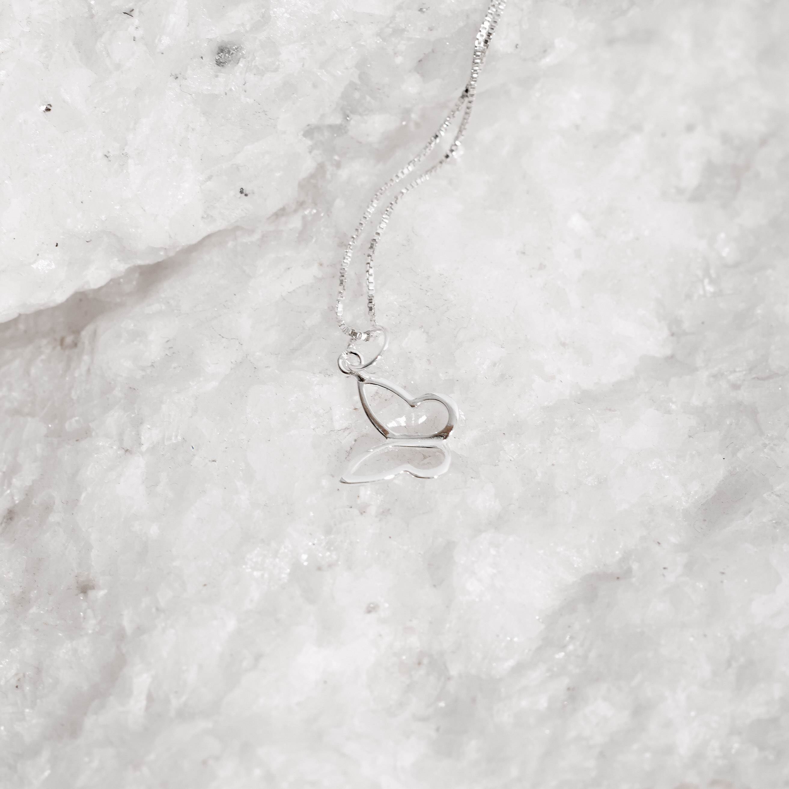 Imagem Secundária Colar pingente borboleta vazada de lado 11mm 45cm