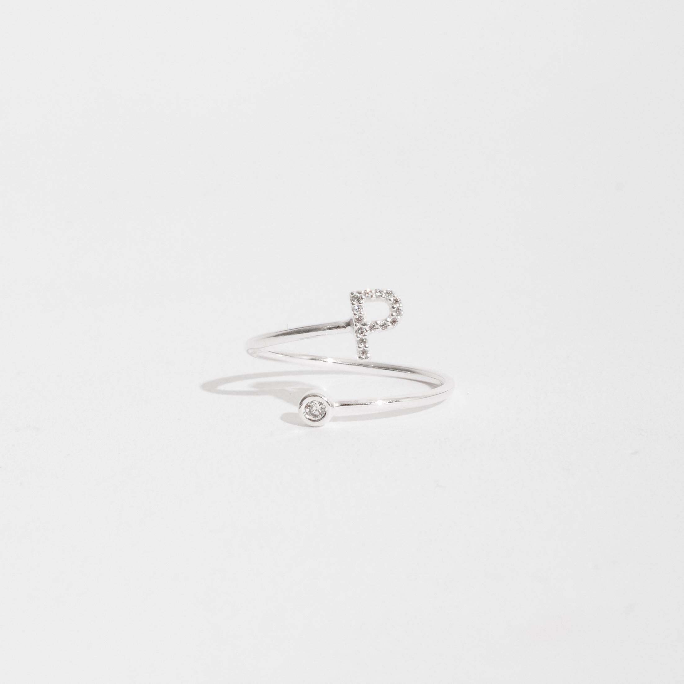 Imagem Anel letra P cravejada e zircônia regulável P