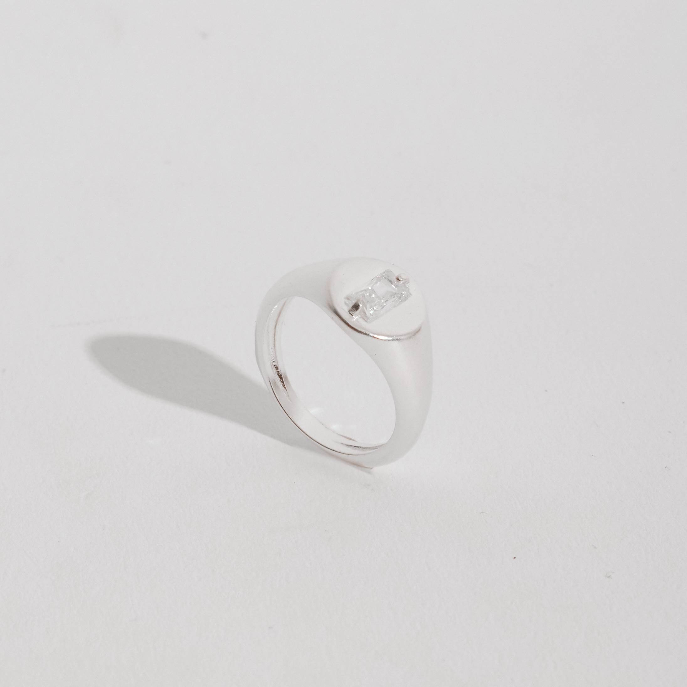 Imagem Anel oval com zircônia retangular dedinho