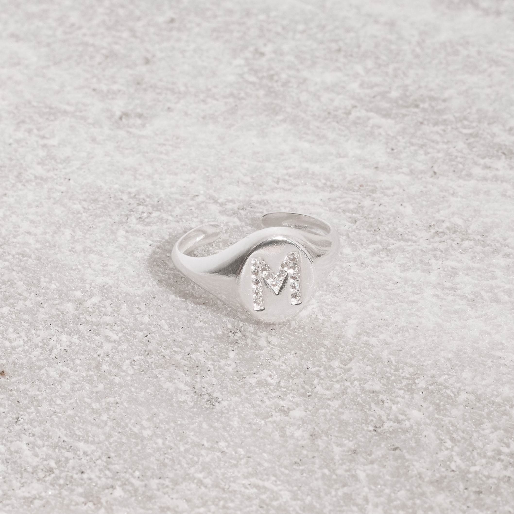 Imagem Anel oval letra M cravejada regulável P