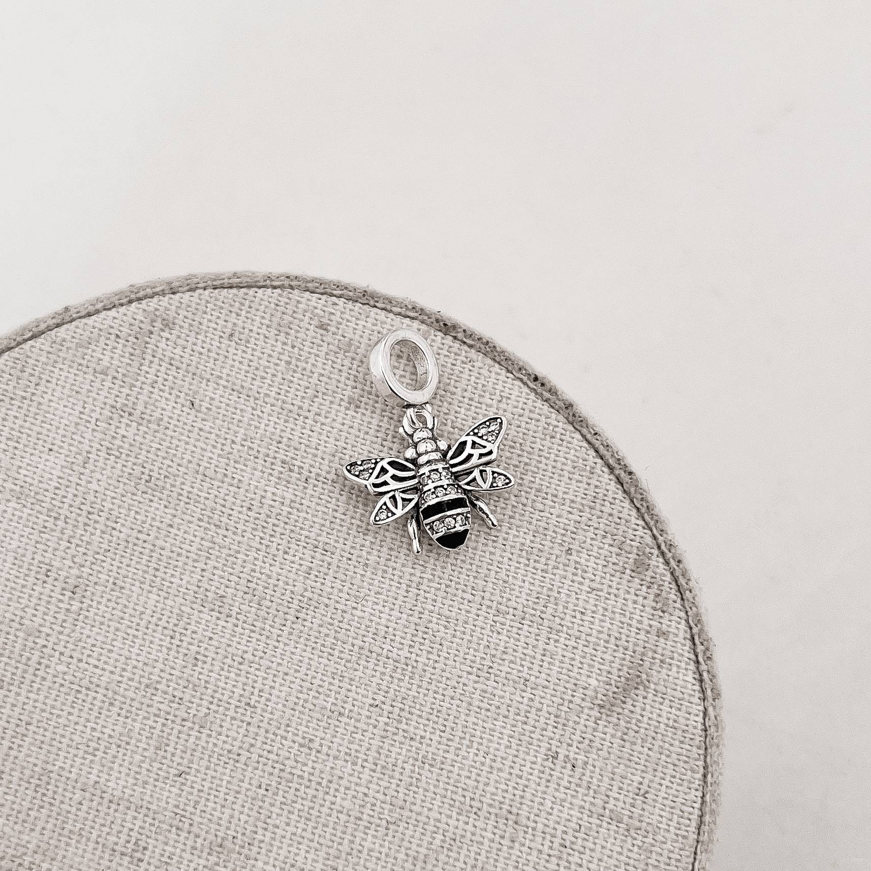 Imagem Secundária Berloque pingente abelha cravejada resina 16mm envelhecido