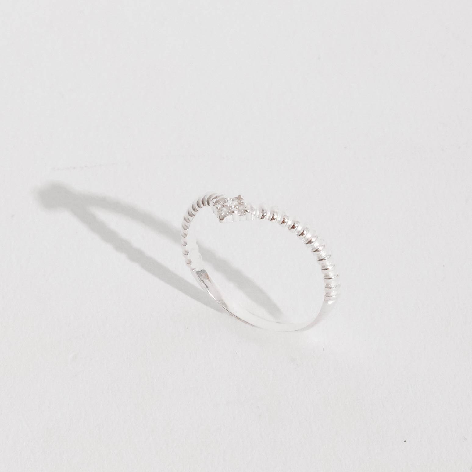 Imagem Anel V riscado com zircônias