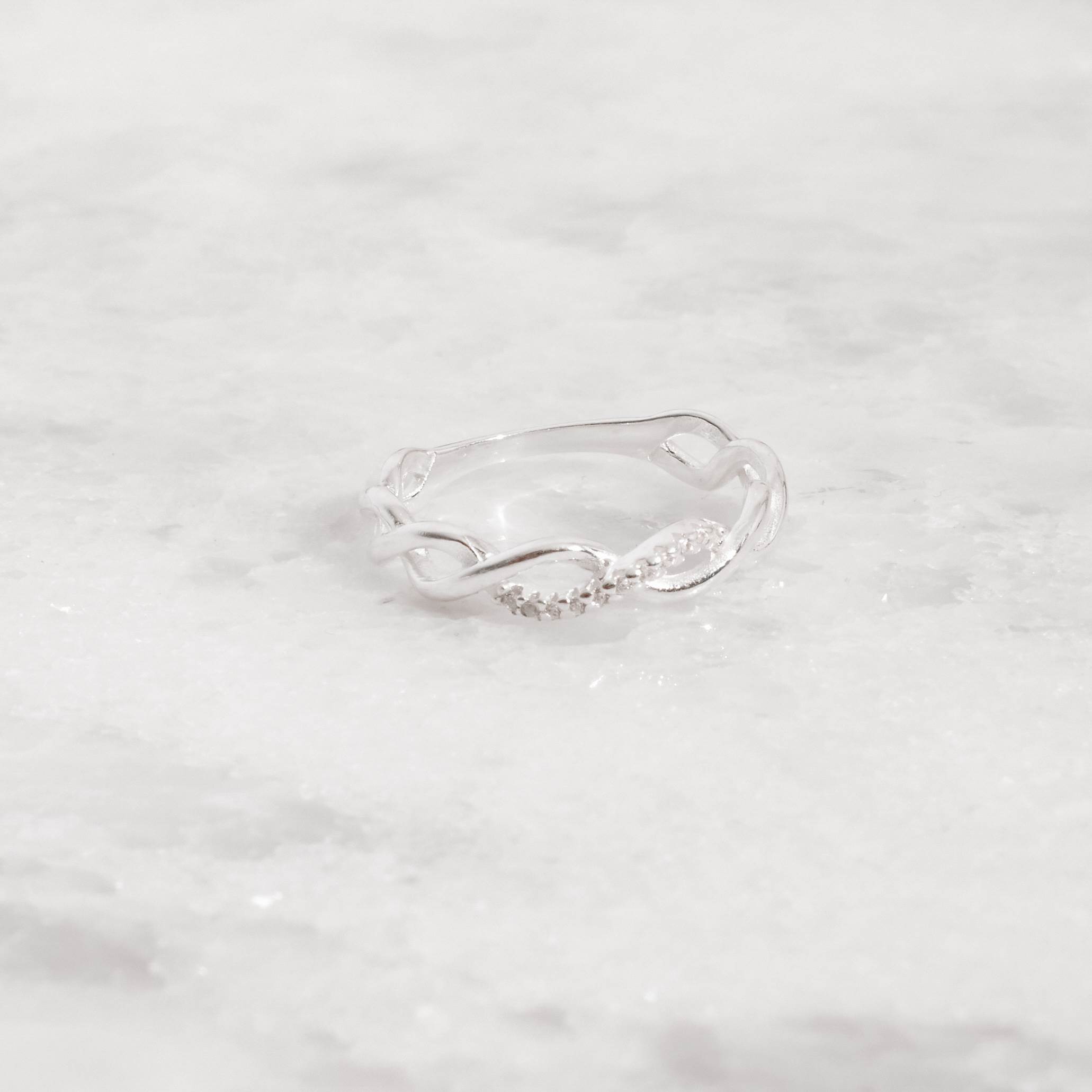 Imagem Anel trançado com detalhe cravejado