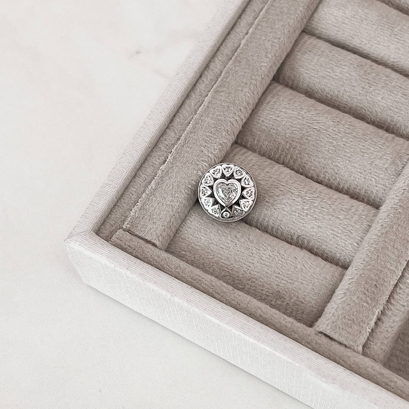 Imagem Secundária Berloque separador zircônia coração cristal com cravejado 12mm envelhecido