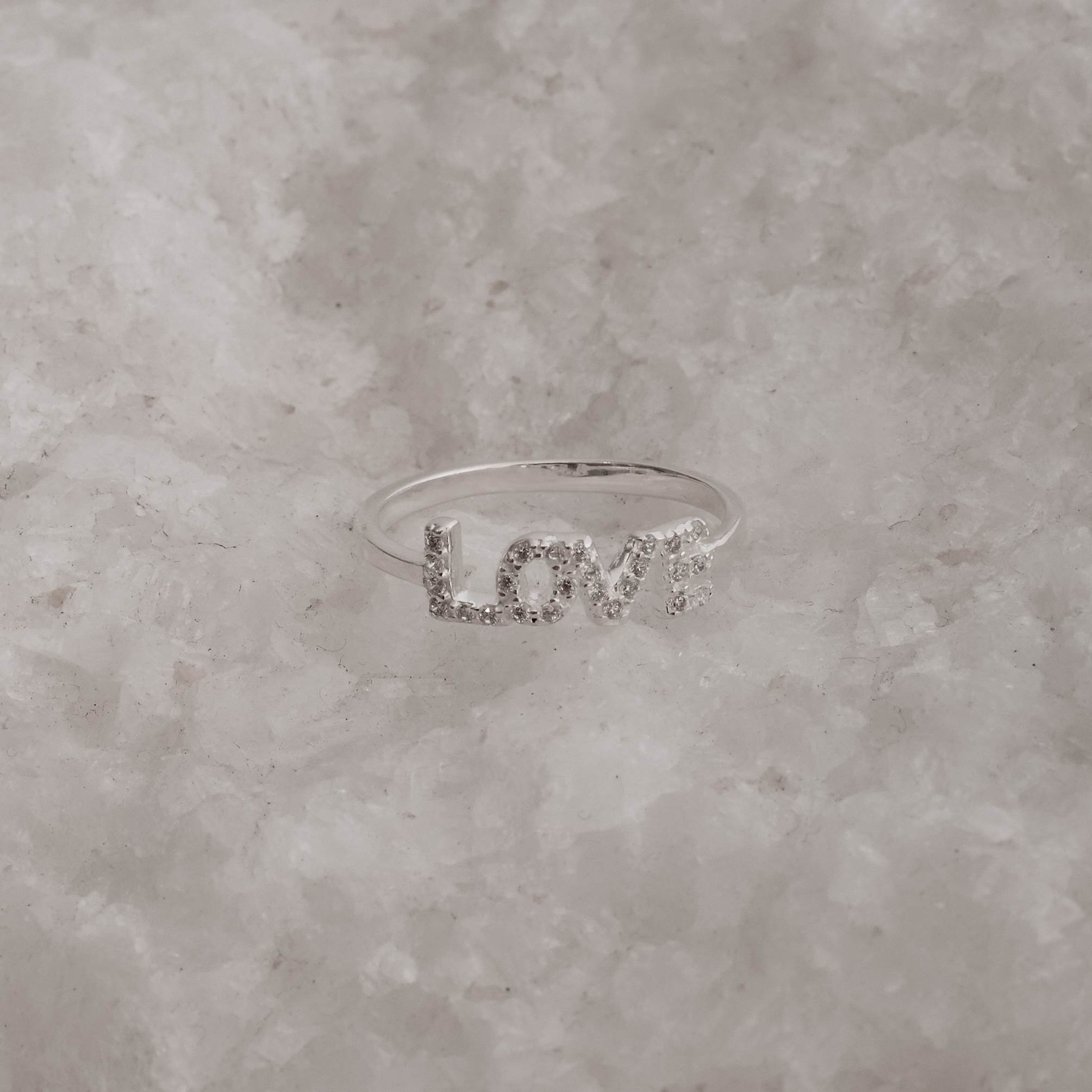 Imagem Secundária Anel escrito love cravejado