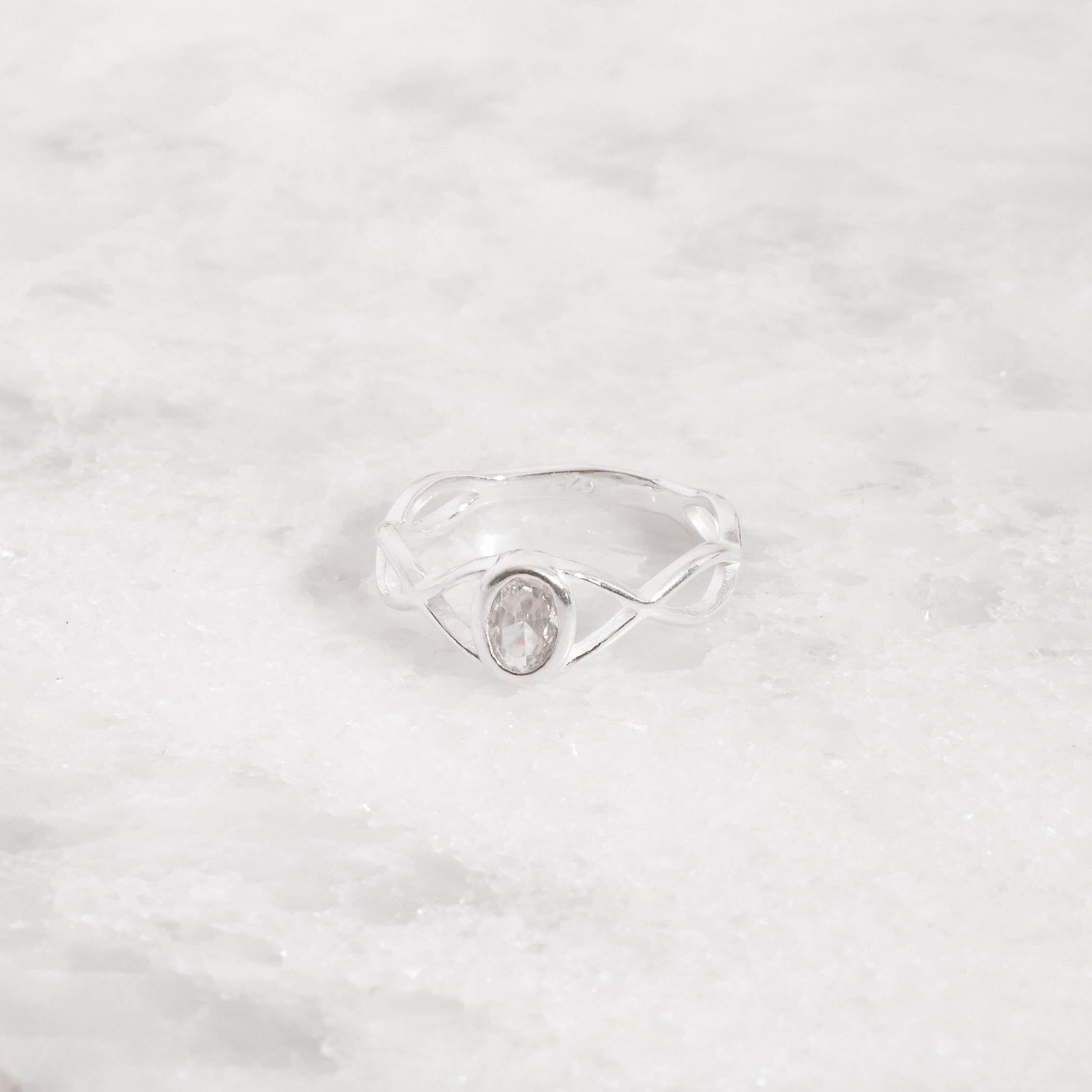 Imagem Anel zircônia oval detalhe trançado