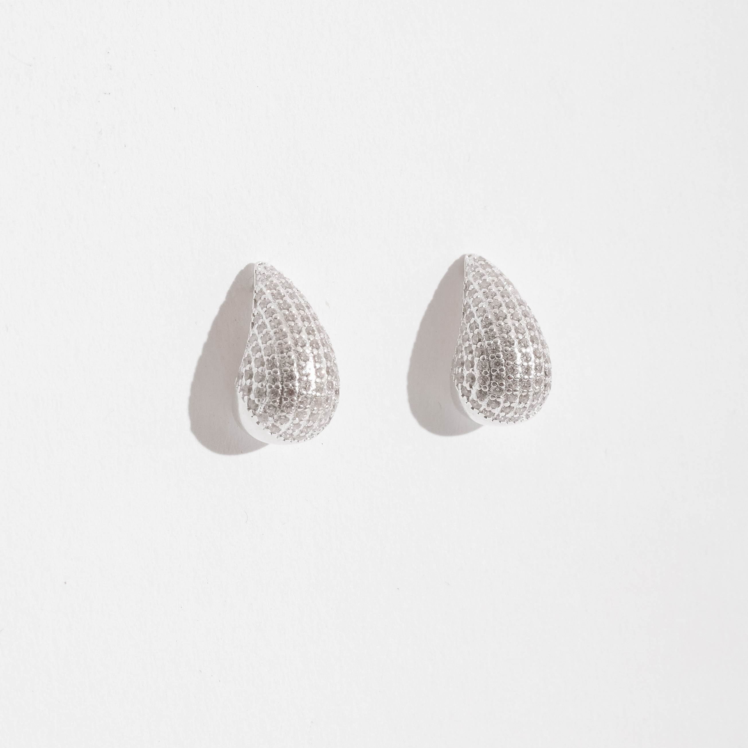 Imagem Brinco gota pesada cravejada 18mm