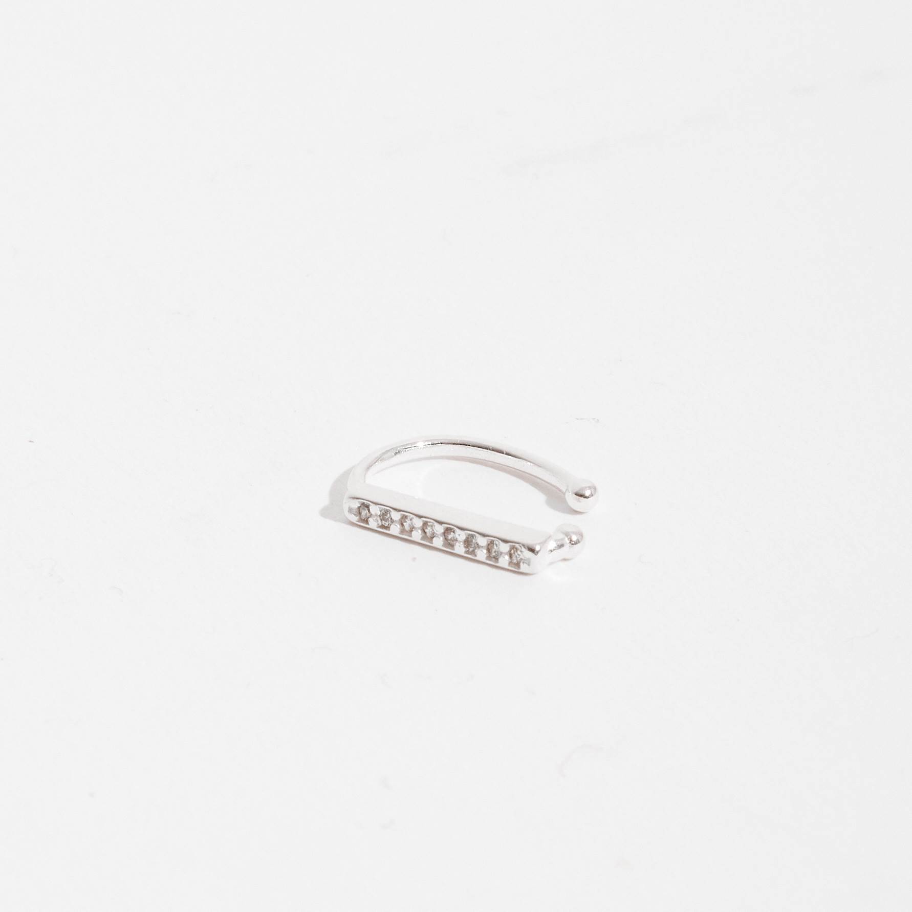 Piercing fake detalhe reto cravejado