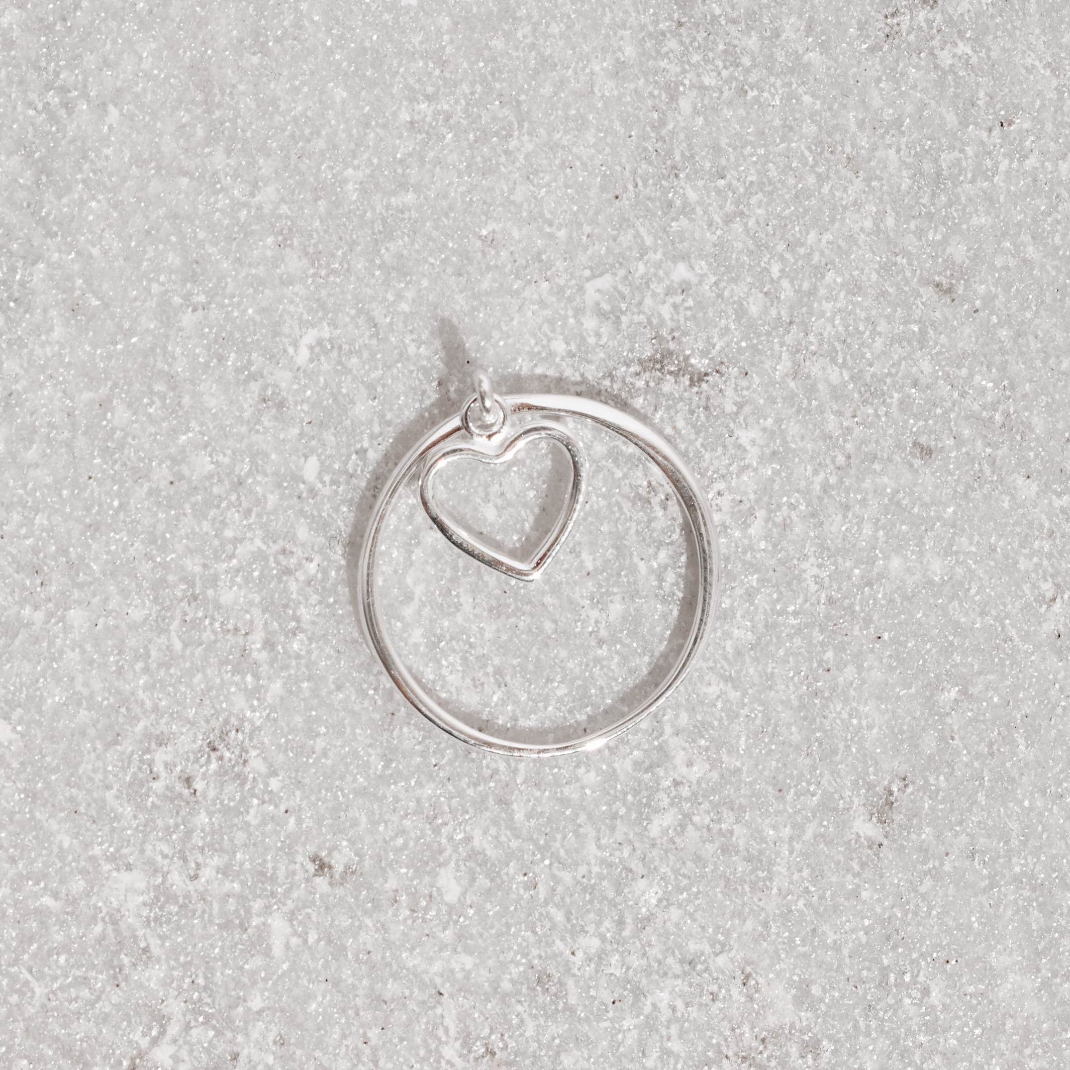 Imagem Secundária Anel pingente coração vazado