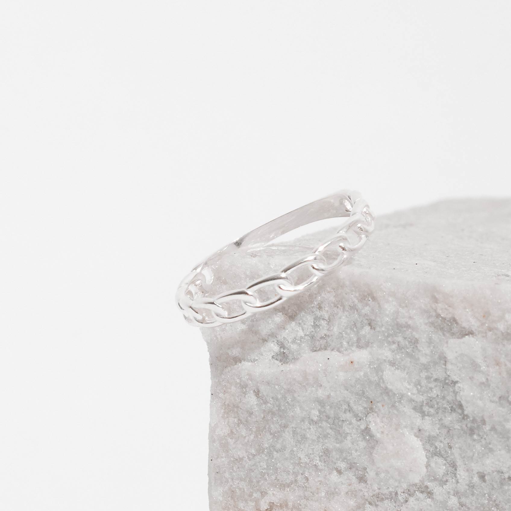 Anel detalhe correntes