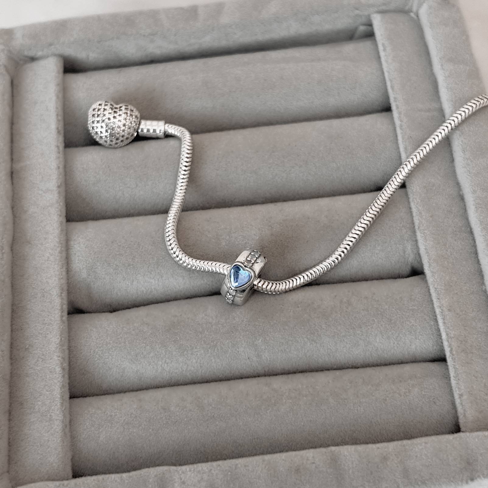 Berloque trava cravejada coração pedra da lua 12mm envelhecido