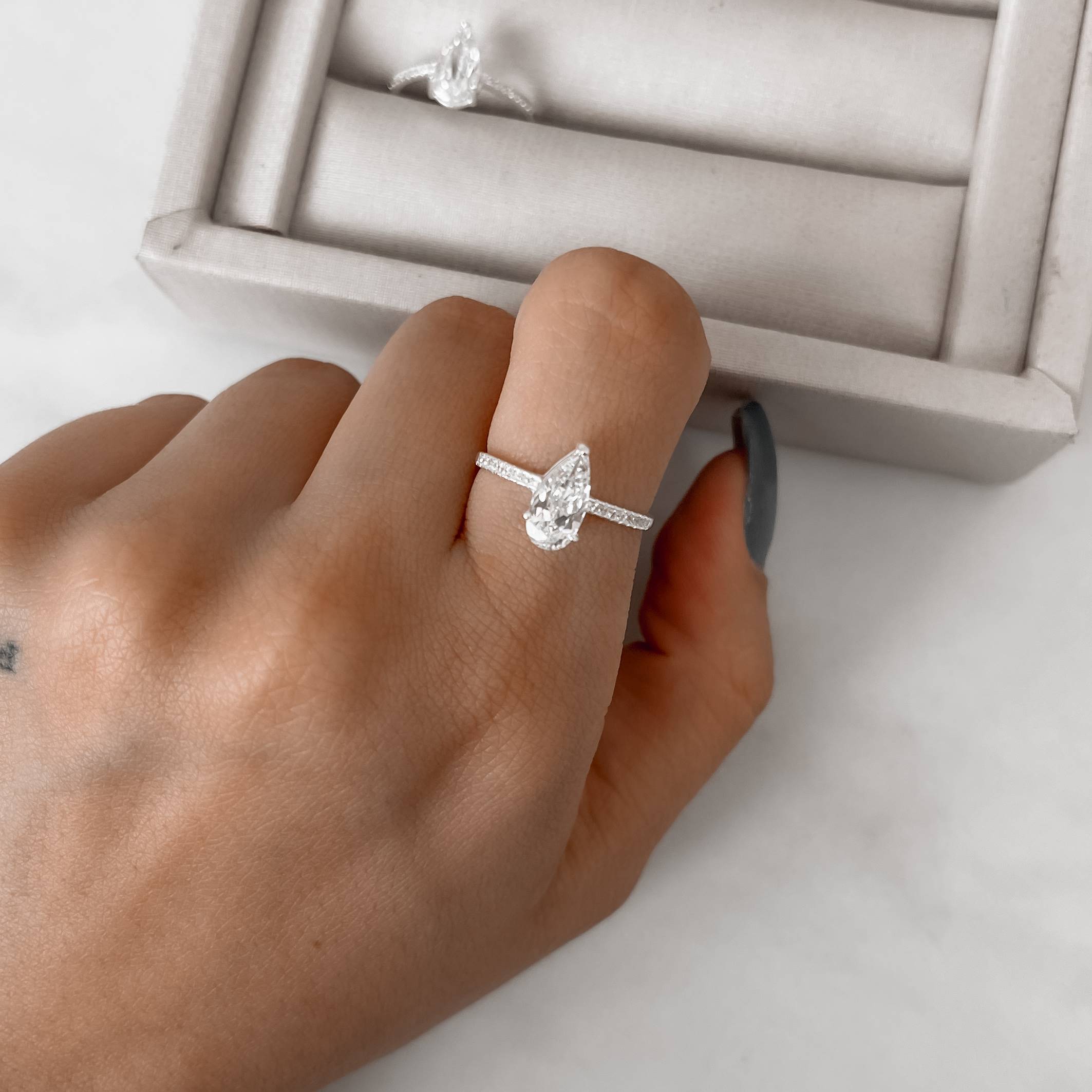 Anel solitário zircônia gota detalhe cravejado