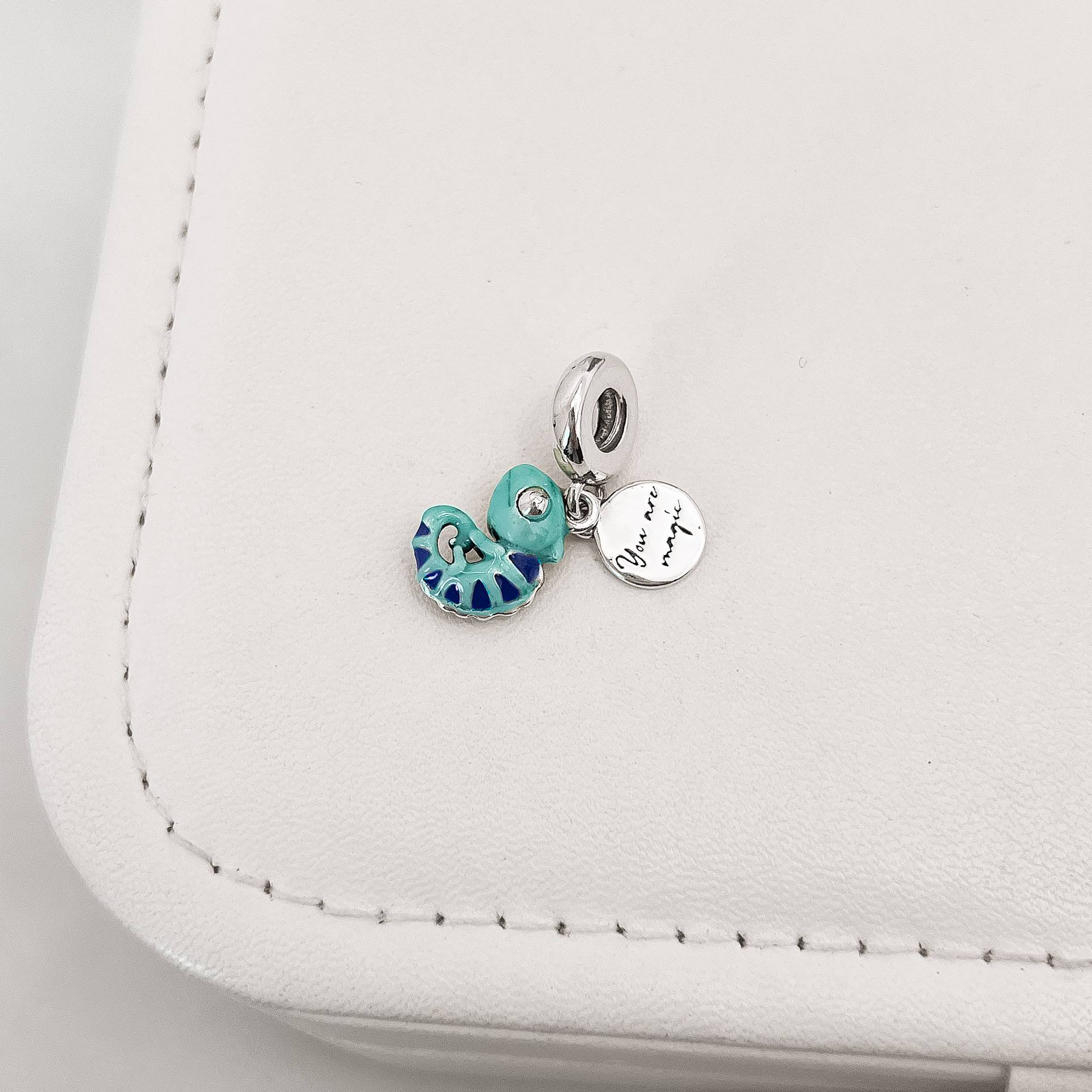 Imagem Berloque pingentes camaleão e placa escrito you are magic