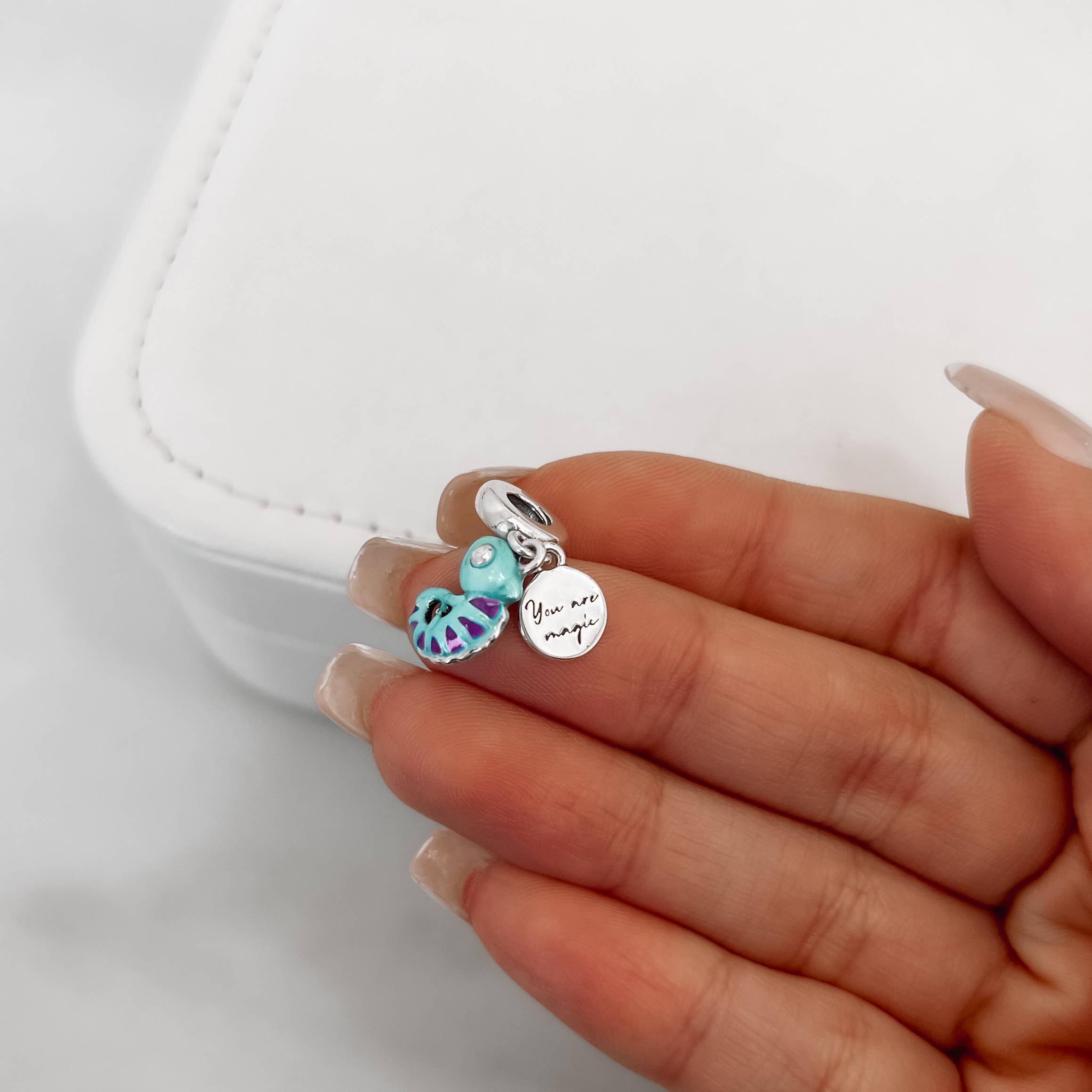 Imagem Secundária Berloque pingentes camaleão e placa escrito you are magic