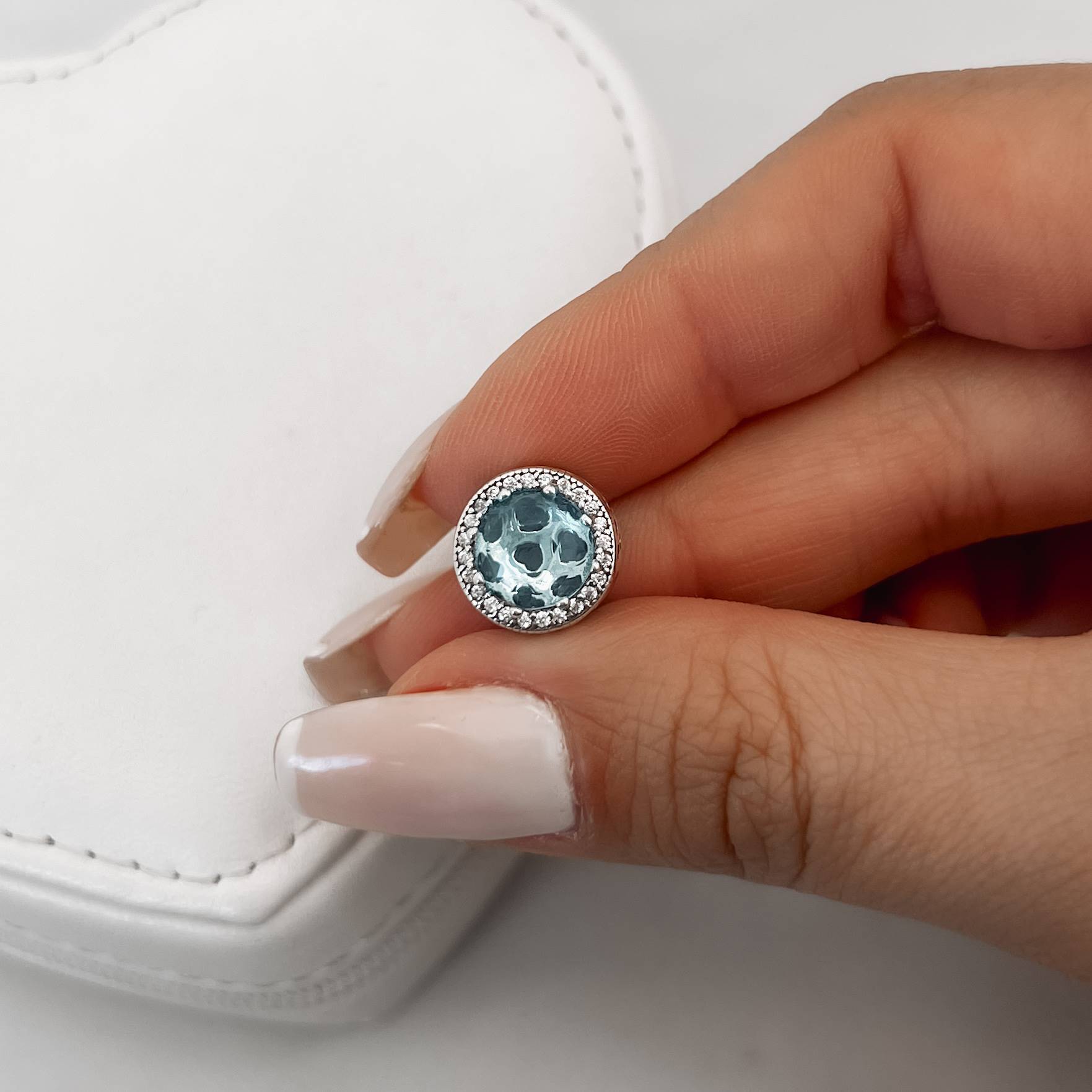 Imagem Secundária Berloque separador zircônia azul com cravejado detalhe corações vazados 12mm envelhecido