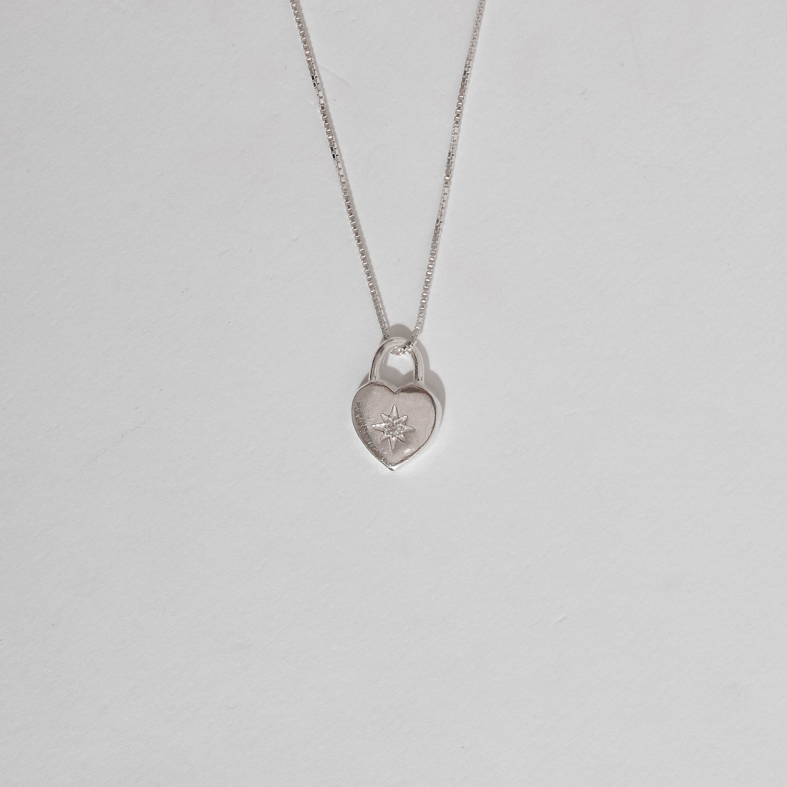 Imagem Colar cadeado coração detalhe zircônia 14mm 45cm