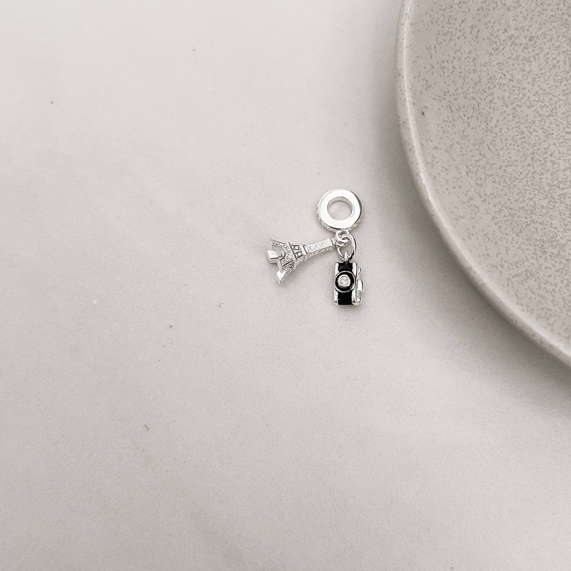 Imagem Secundária Berloque pingentes torre Eiffel e câmera detalhe cravejado