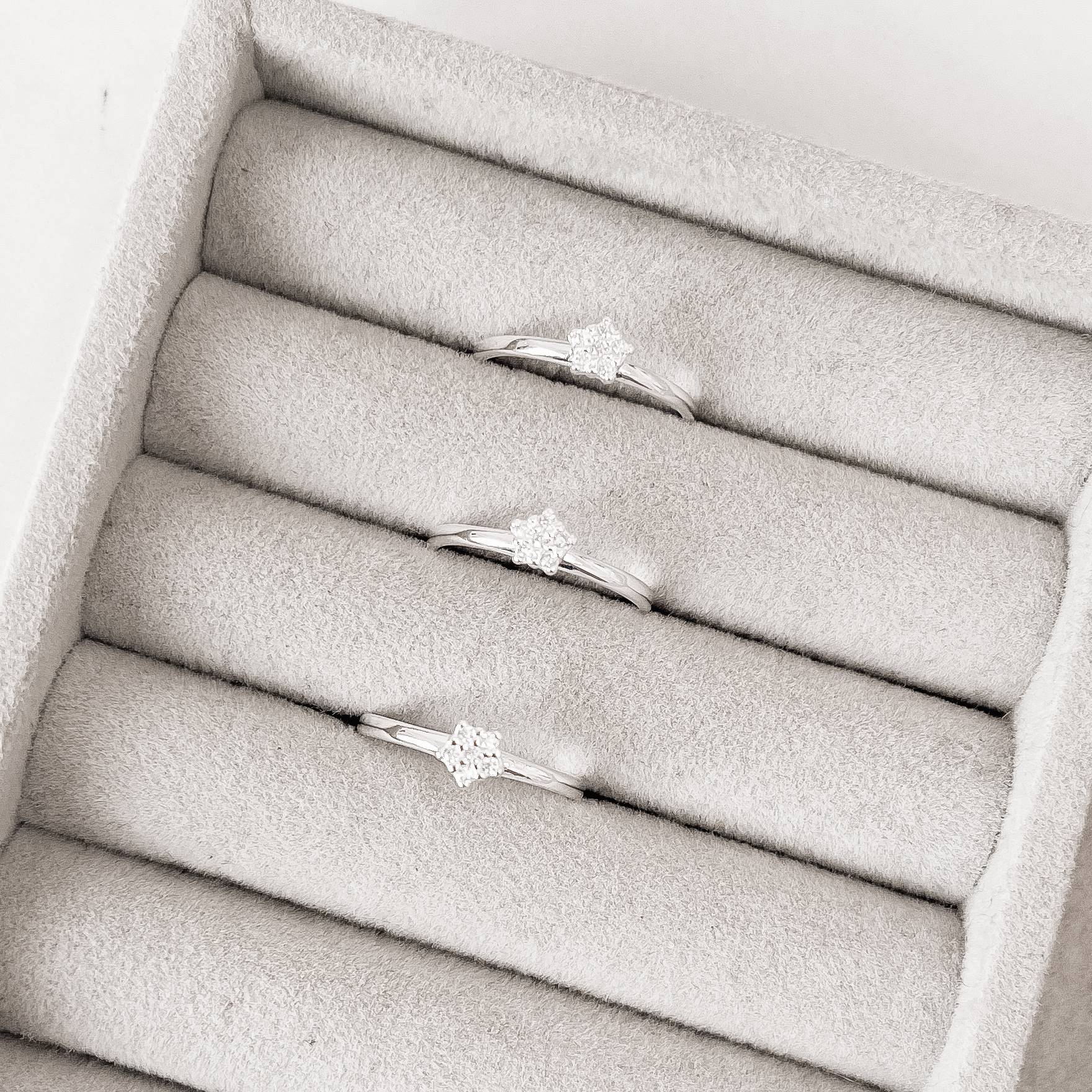 Anel estrela cravejada