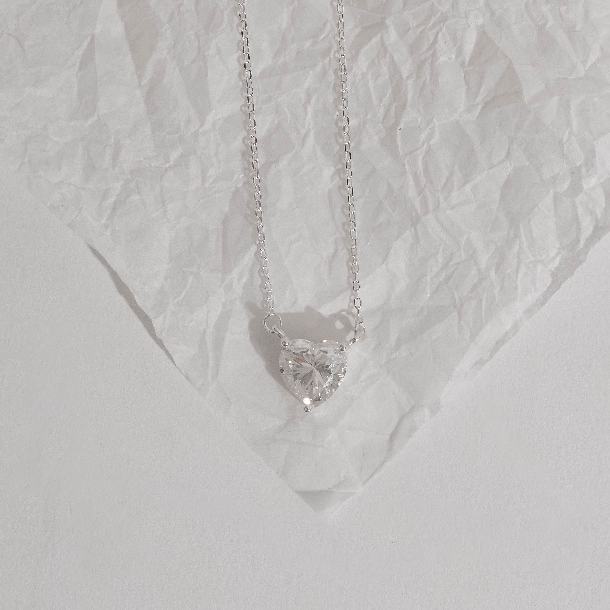 Imagem Secundária Colar entremeio moissanite coração cristal 8x8mm corrente cadeado 40+5cm