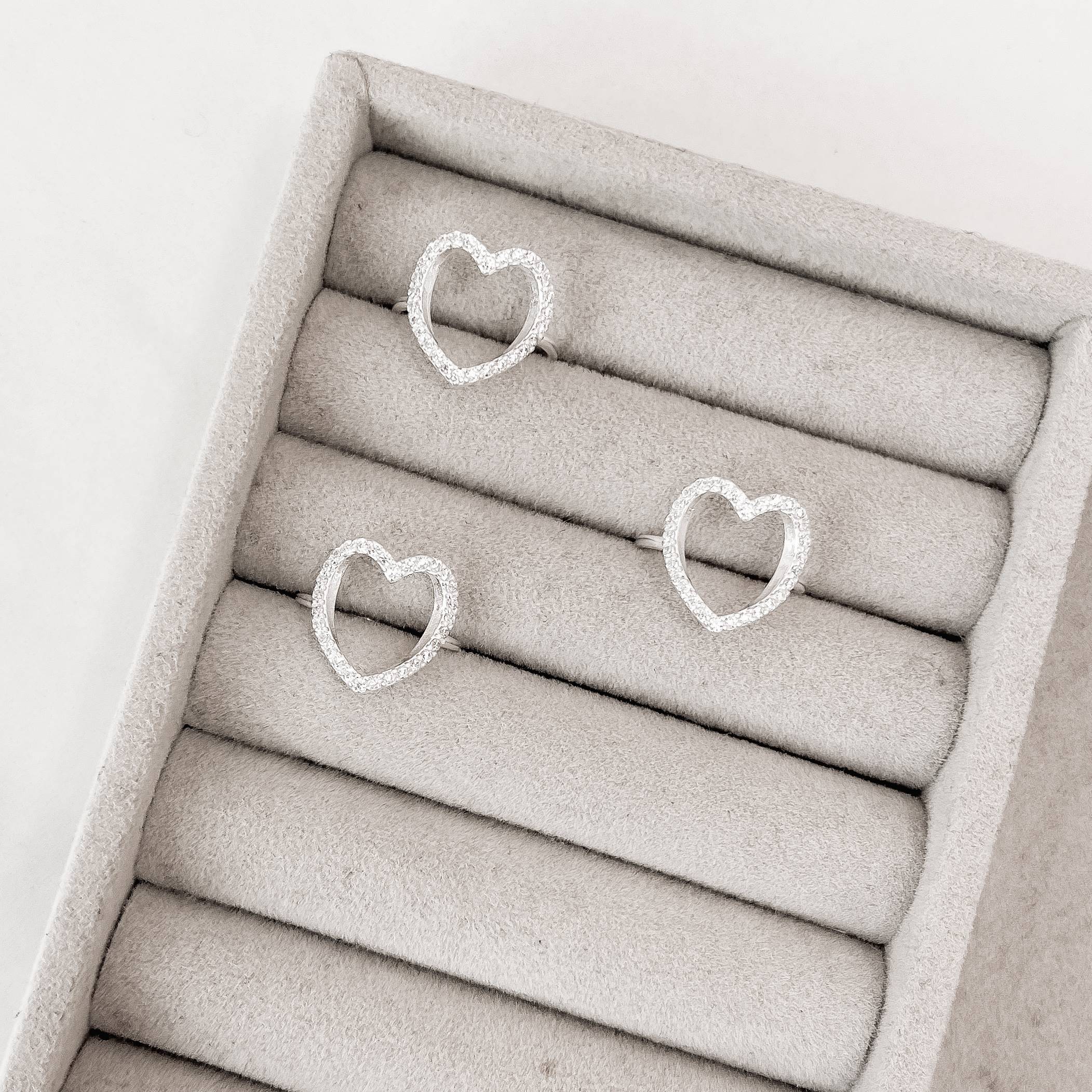 Anel coração vazado cravejado cristal