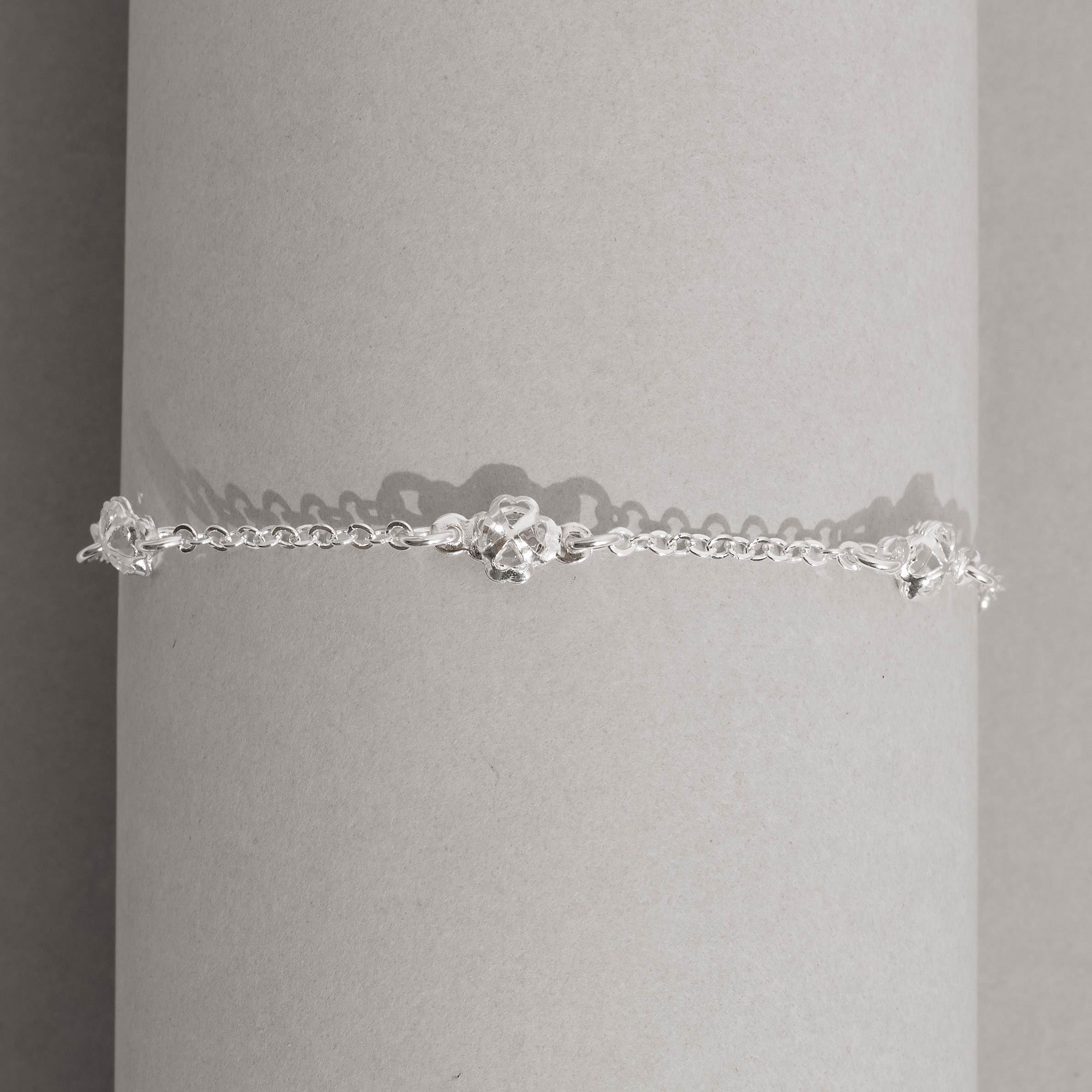 Imagem Secundária Pulseira entremeios trevos com zircônias 6mm 19cm