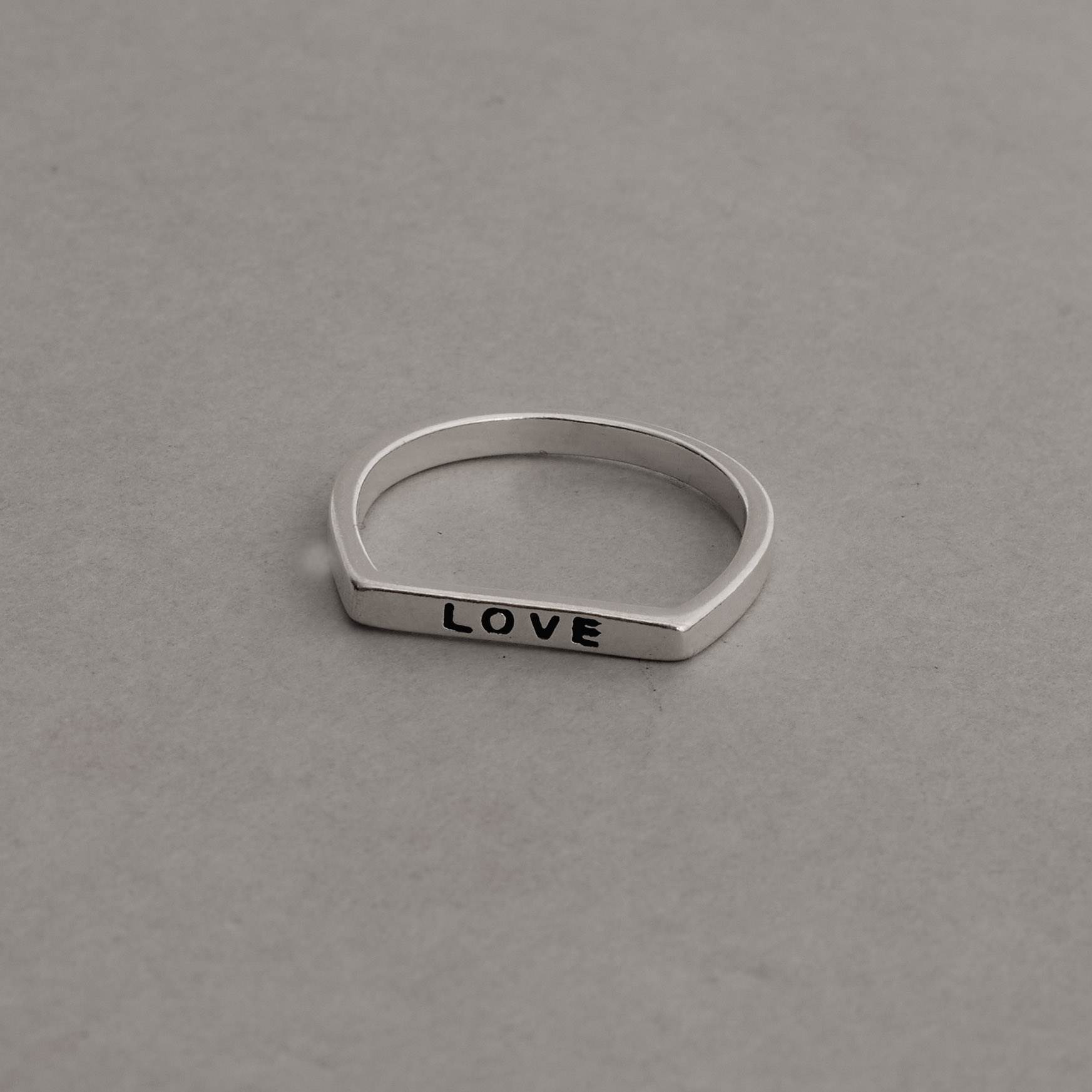 Imagem Secundária Anel reto escrito love resina
