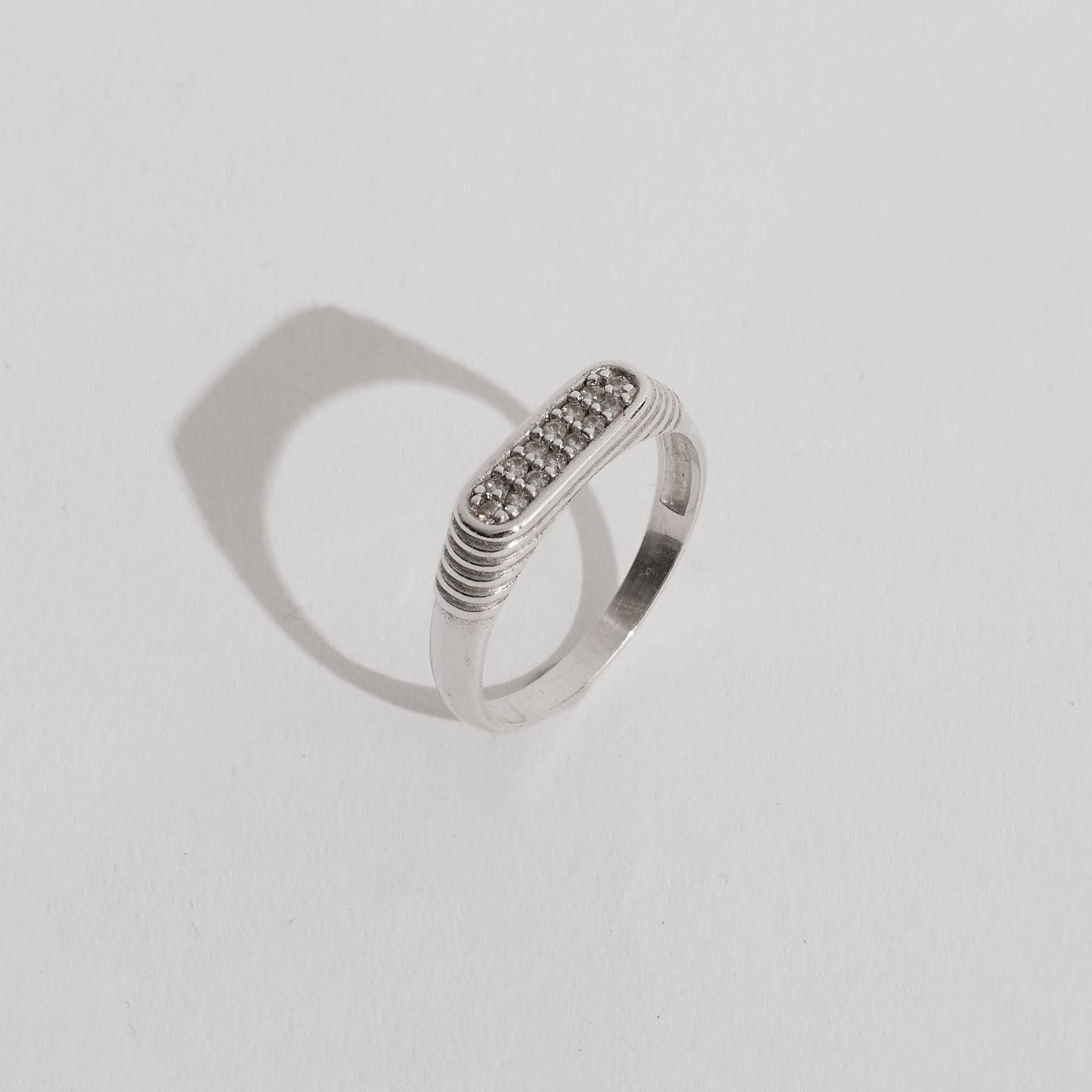 Imagem Secundária Anel reto cravejado detalhe riscado