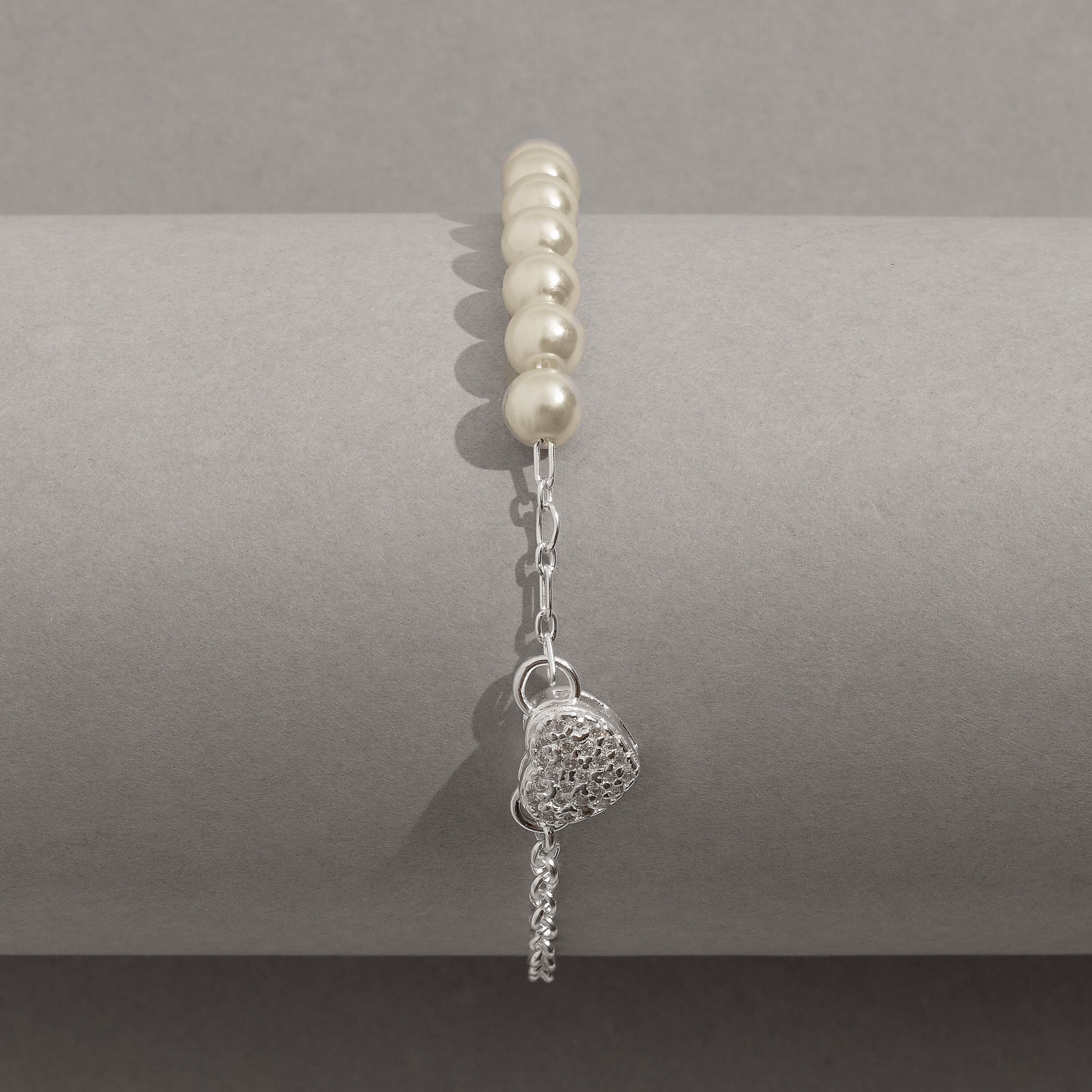 Imagem Secundária Pulseira entremeio coração cravejado 8mm corrente elo português e pérolas 17cm com alongadora