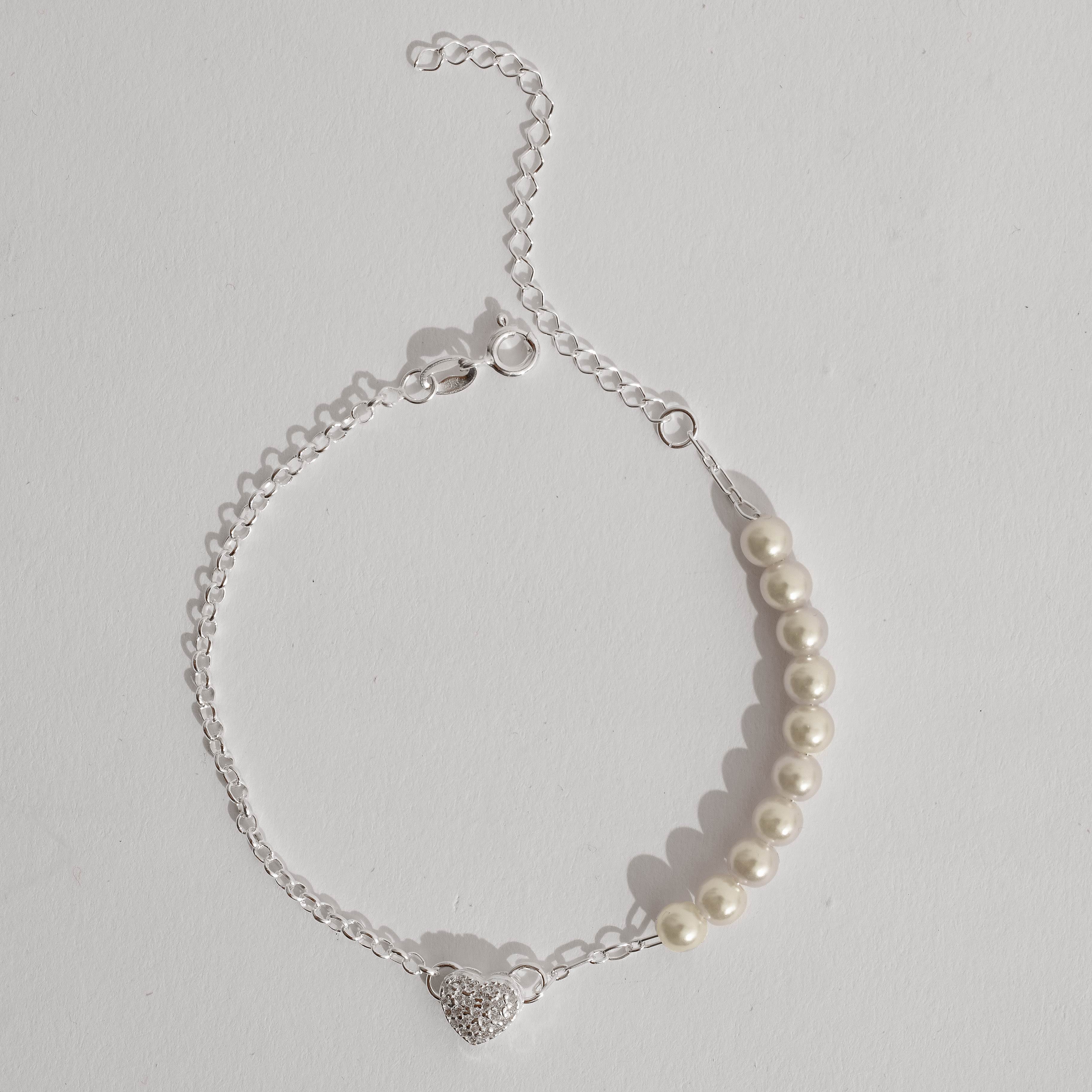 Imagem Pulseira entremeio coração cravejado 8mm corrente elo português e pérolas 17cm com alongadora