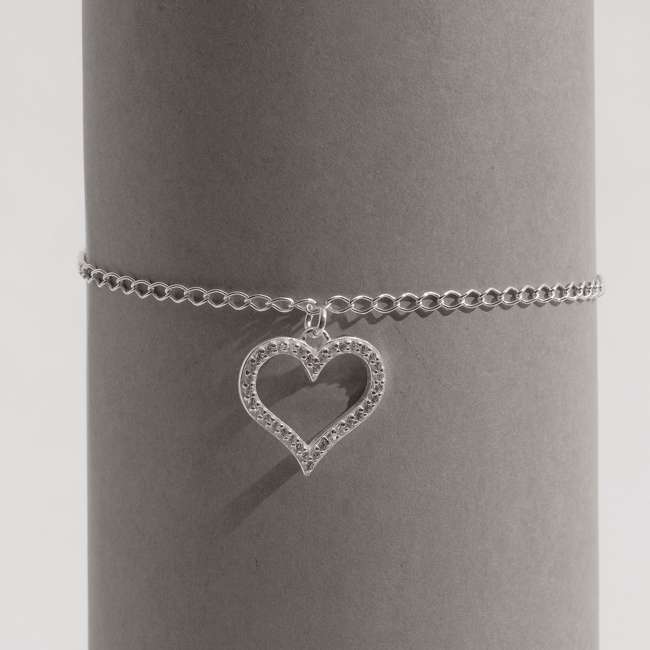 Pulseira pingente coração vazado cravejado 16mm 17+3cm