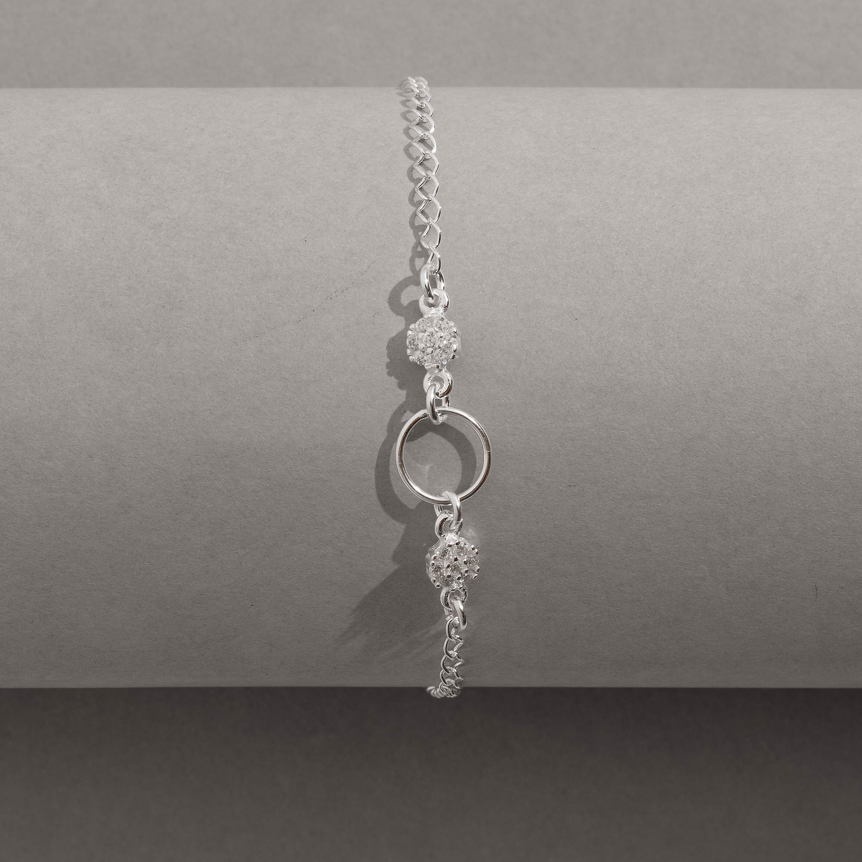 Pulseira entremeio círculo vazado 9mm com botões cravejados 18cm com alongadora