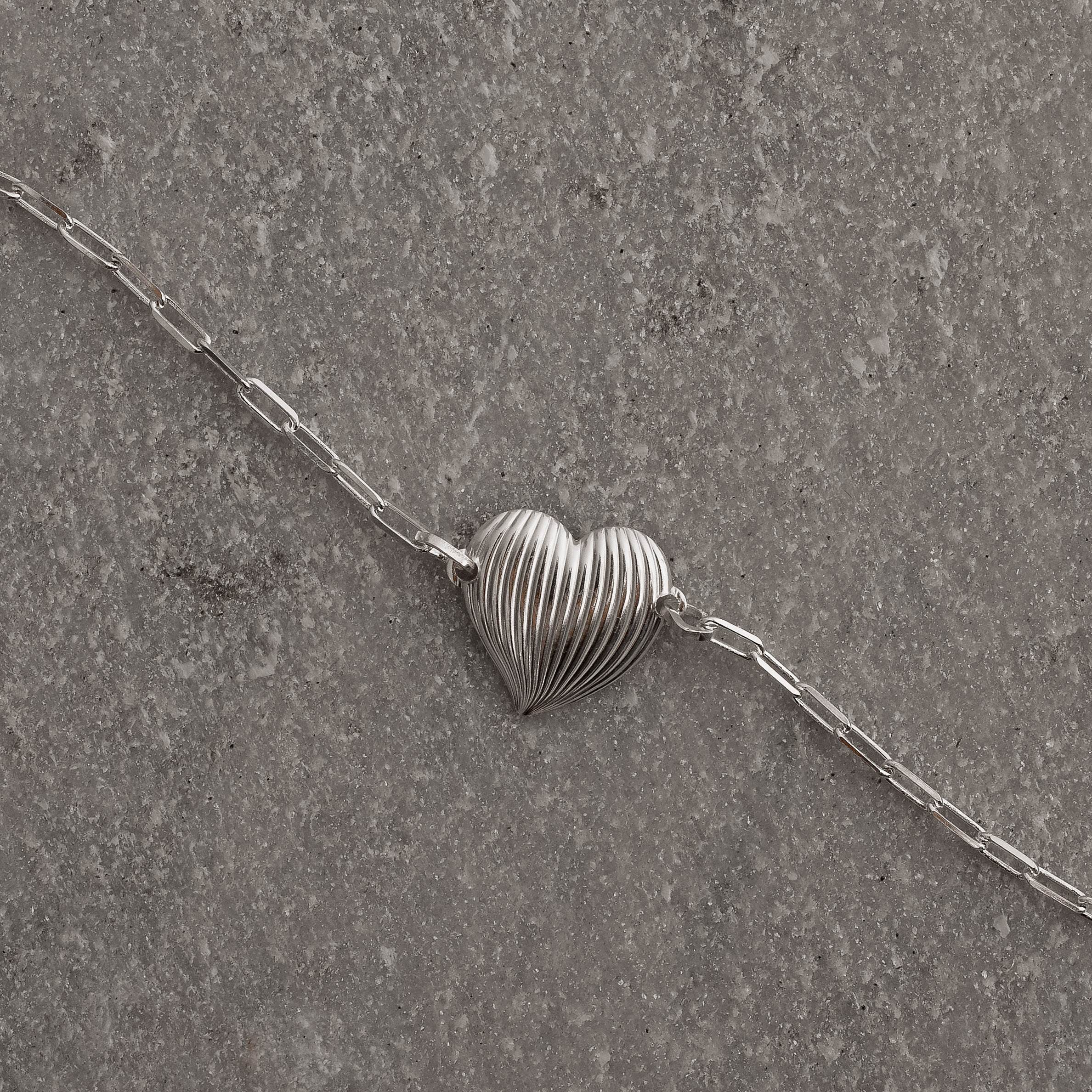 Pulseira entremeio coração riscado 12mm corrente cartier