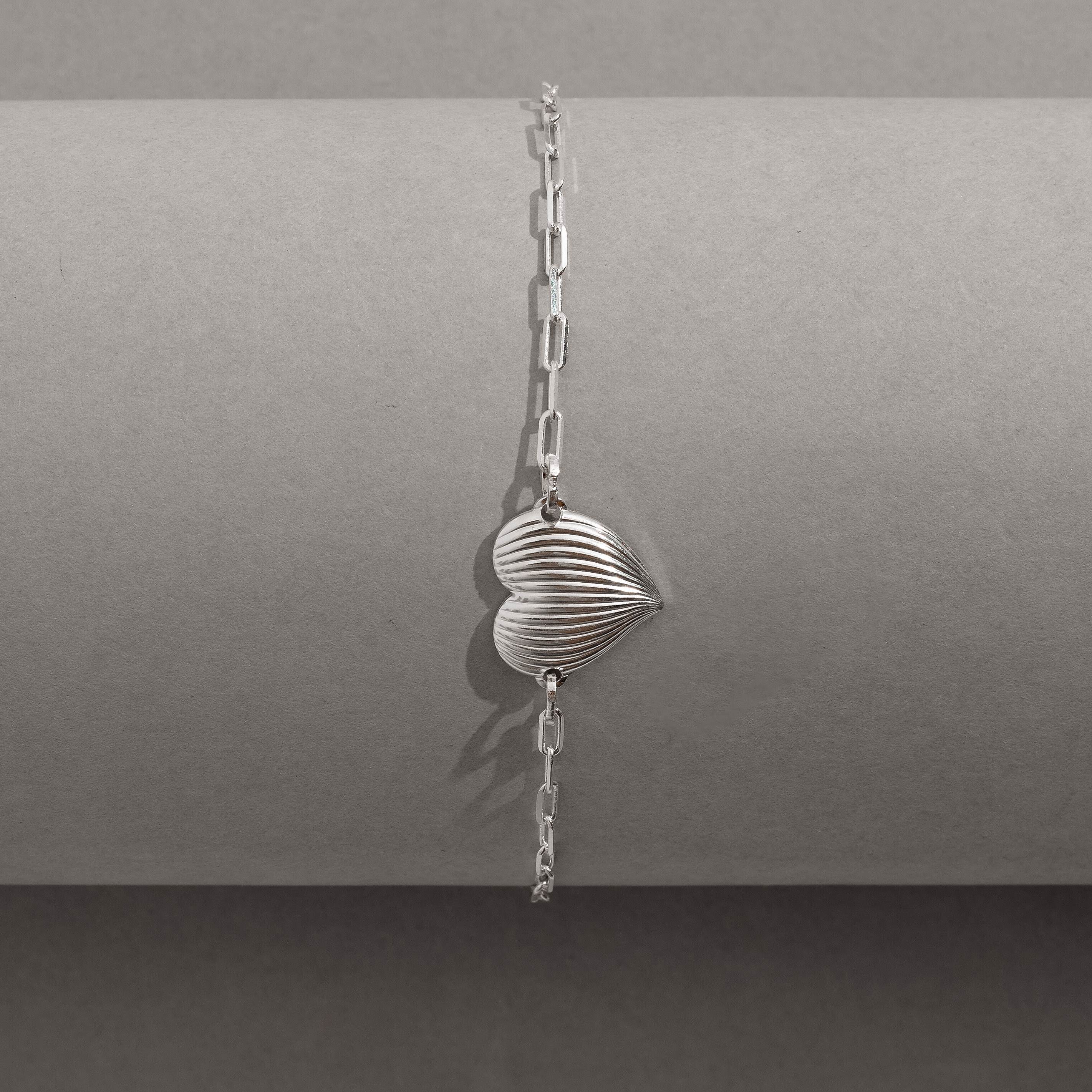 Imagem Secundária Pulseira entremeio coração riscado 12mm corrente cartier