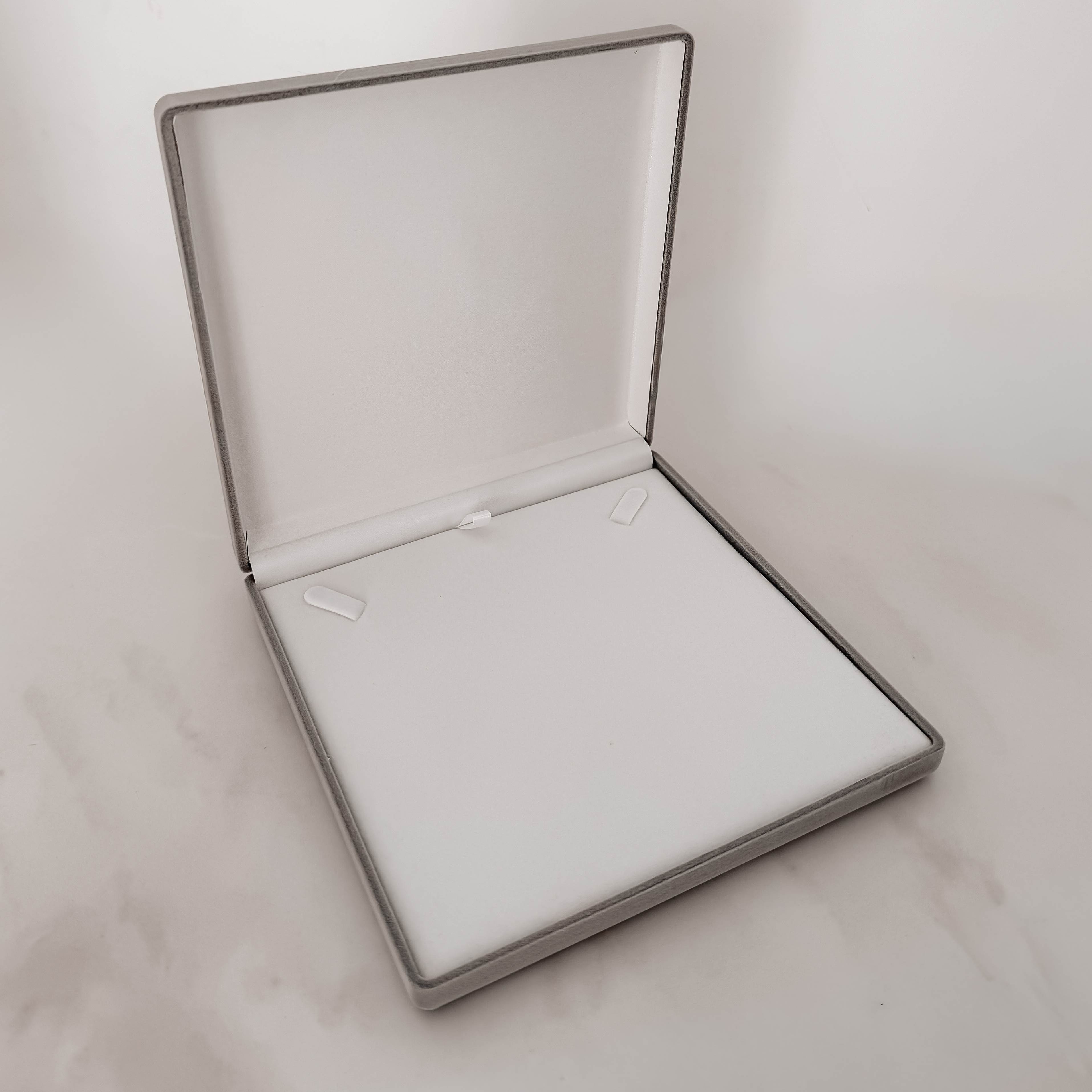 Porta joias colar cinza interior branco 17x16,5x3