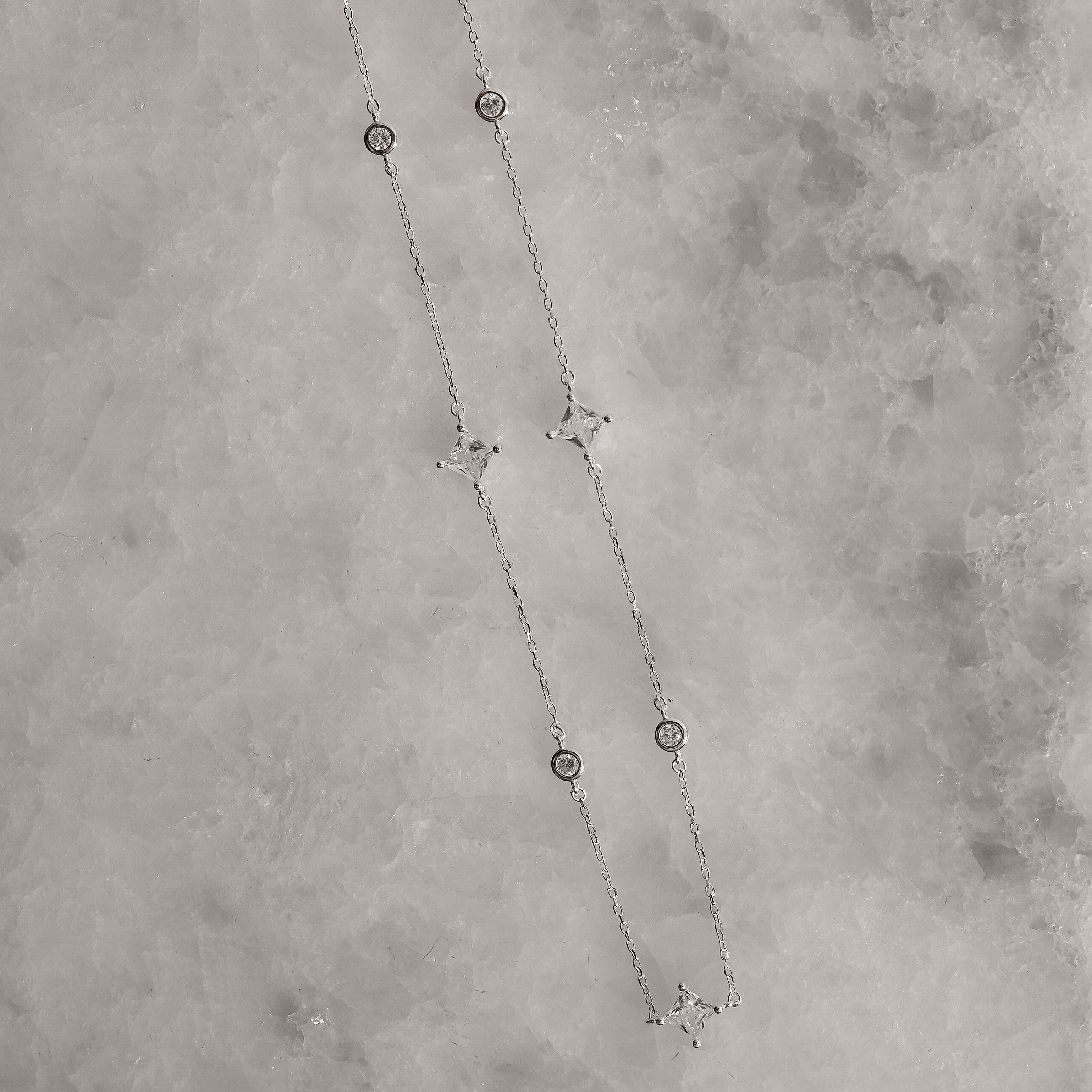 Imagem Secundária Colar entremeio zircônias redonda 3mm e losango 6mm 40+5cm