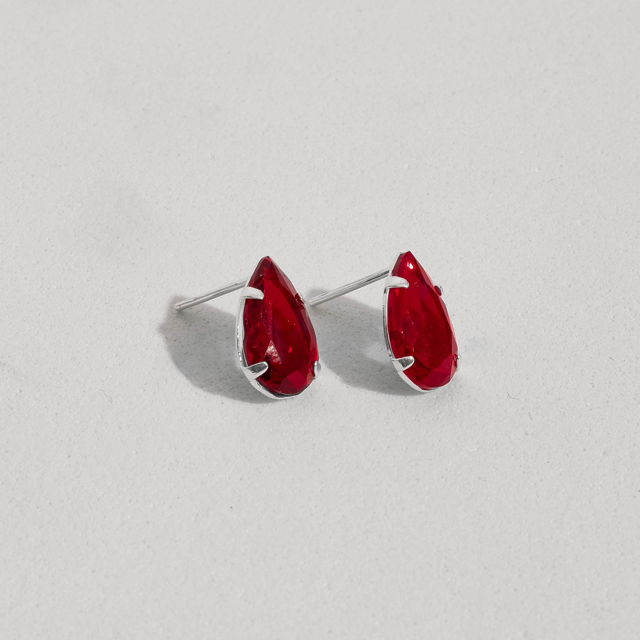 Imagem Secundária Brinco zircônia gota vermelha 12mm
