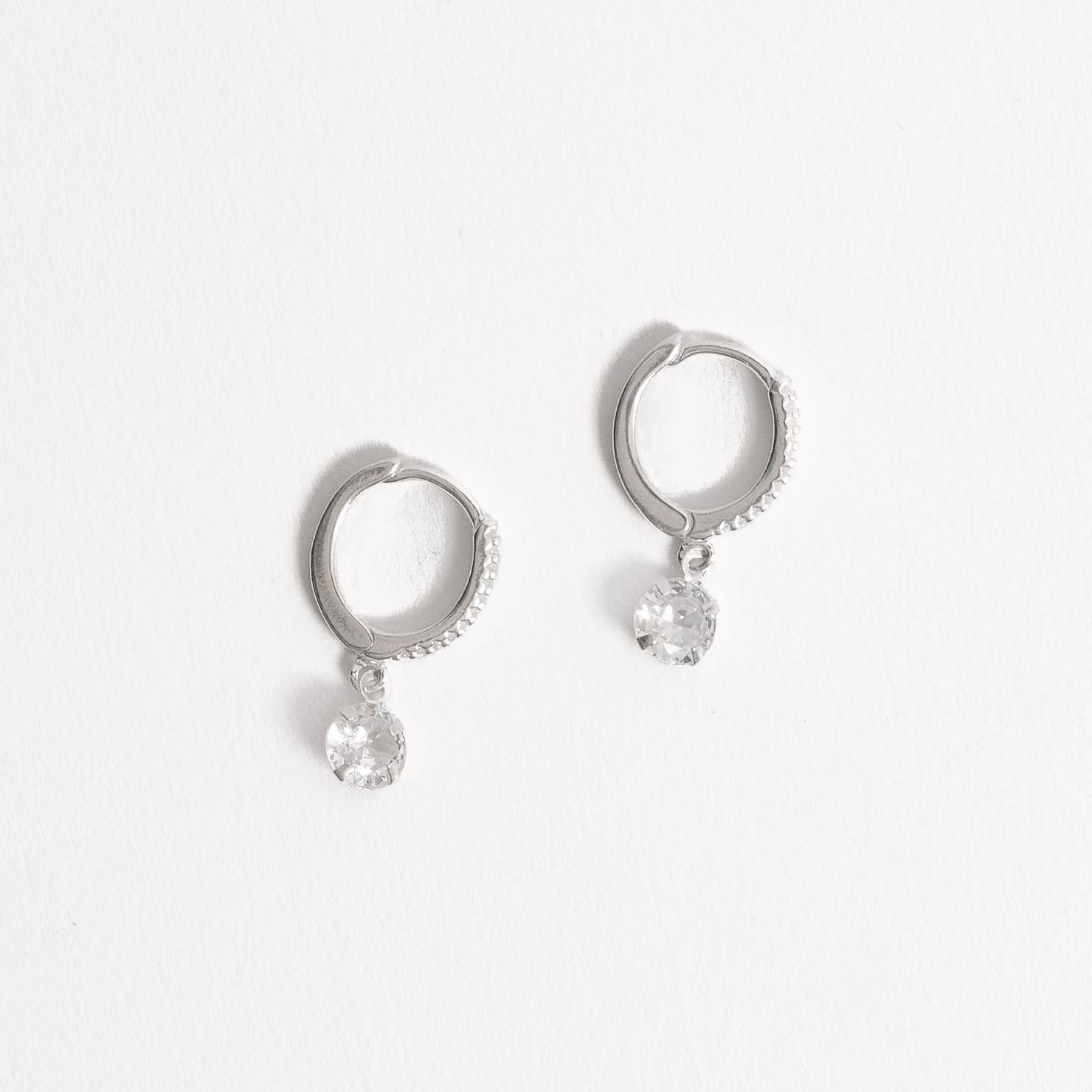 Argola click cravejada 14mm pingente zircônia 6mm